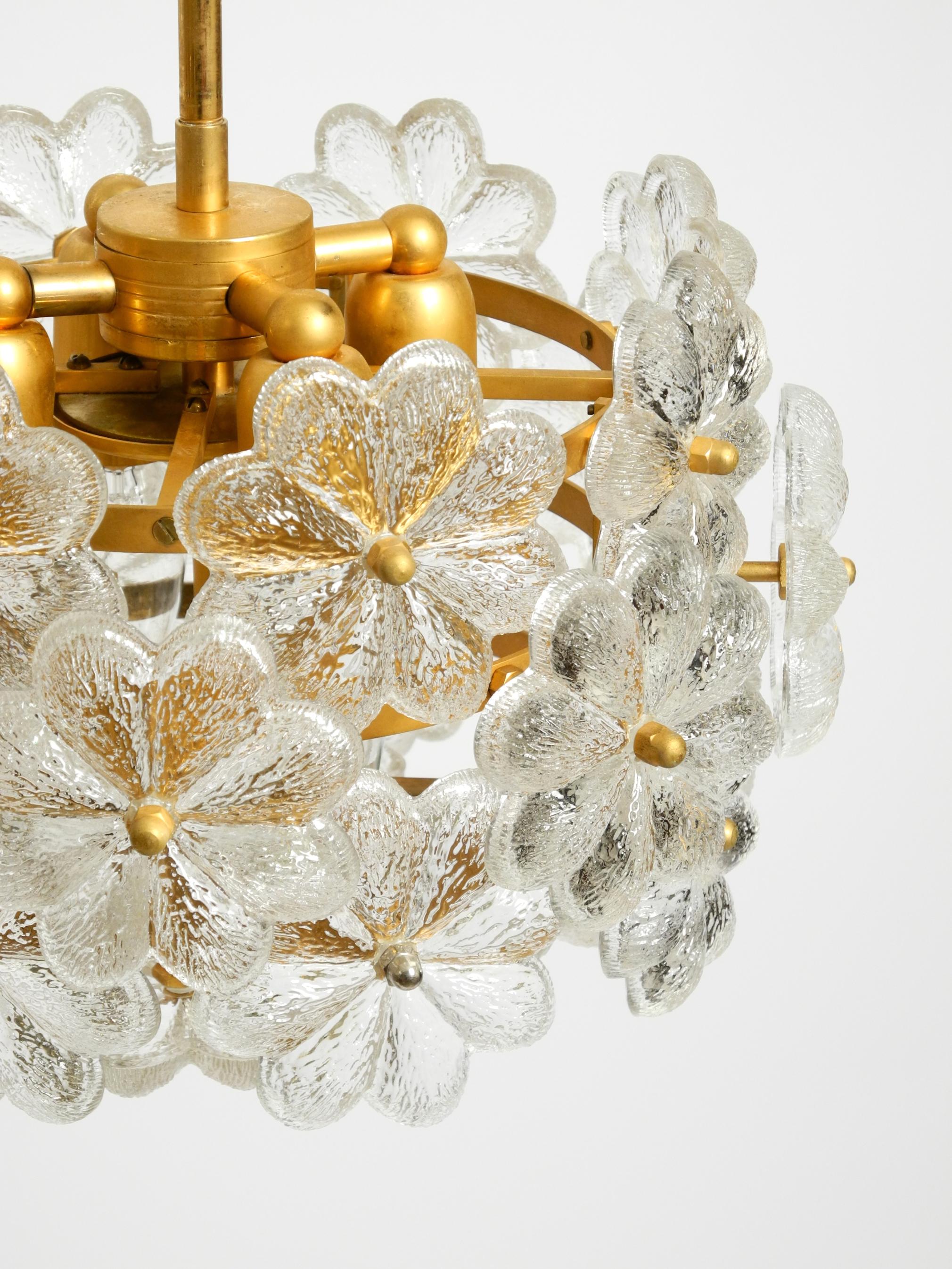 Laiton Très rare lourd plafonnier des années 1970 en laiton, cristal, verre et fleur par Ernst Palme en vente