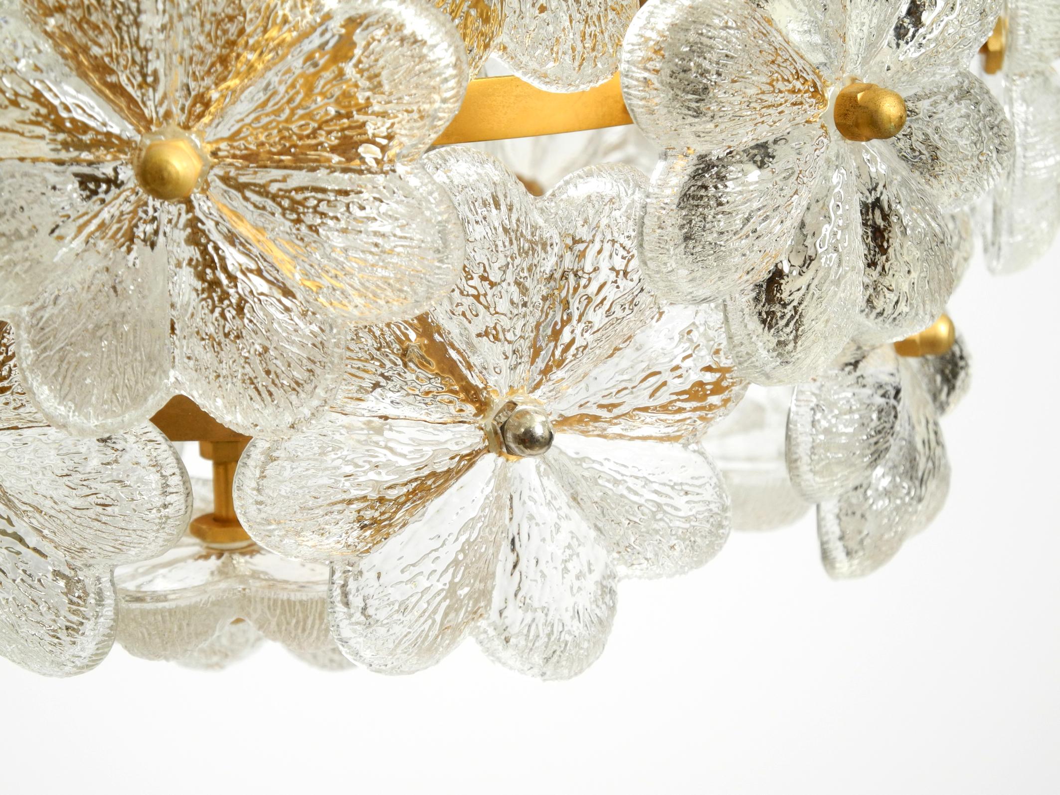 Très rare lourd plafonnier des années 1970 en laiton, cristal, verre et fleur par Ernst Palme en vente 1