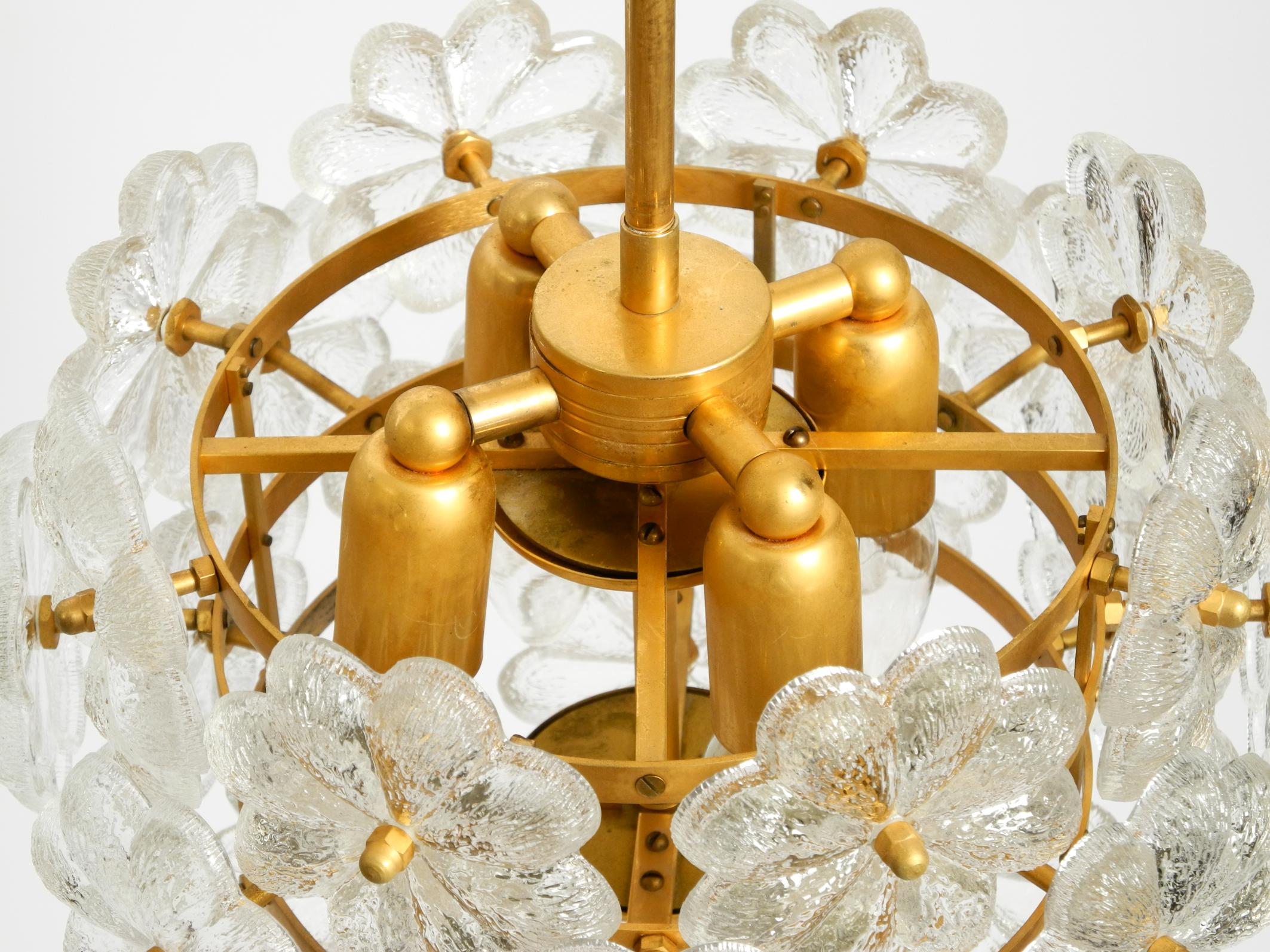 Très rare lourd plafonnier des années 1970 en laiton, cristal, verre et fleur par Ernst Palme en vente 2