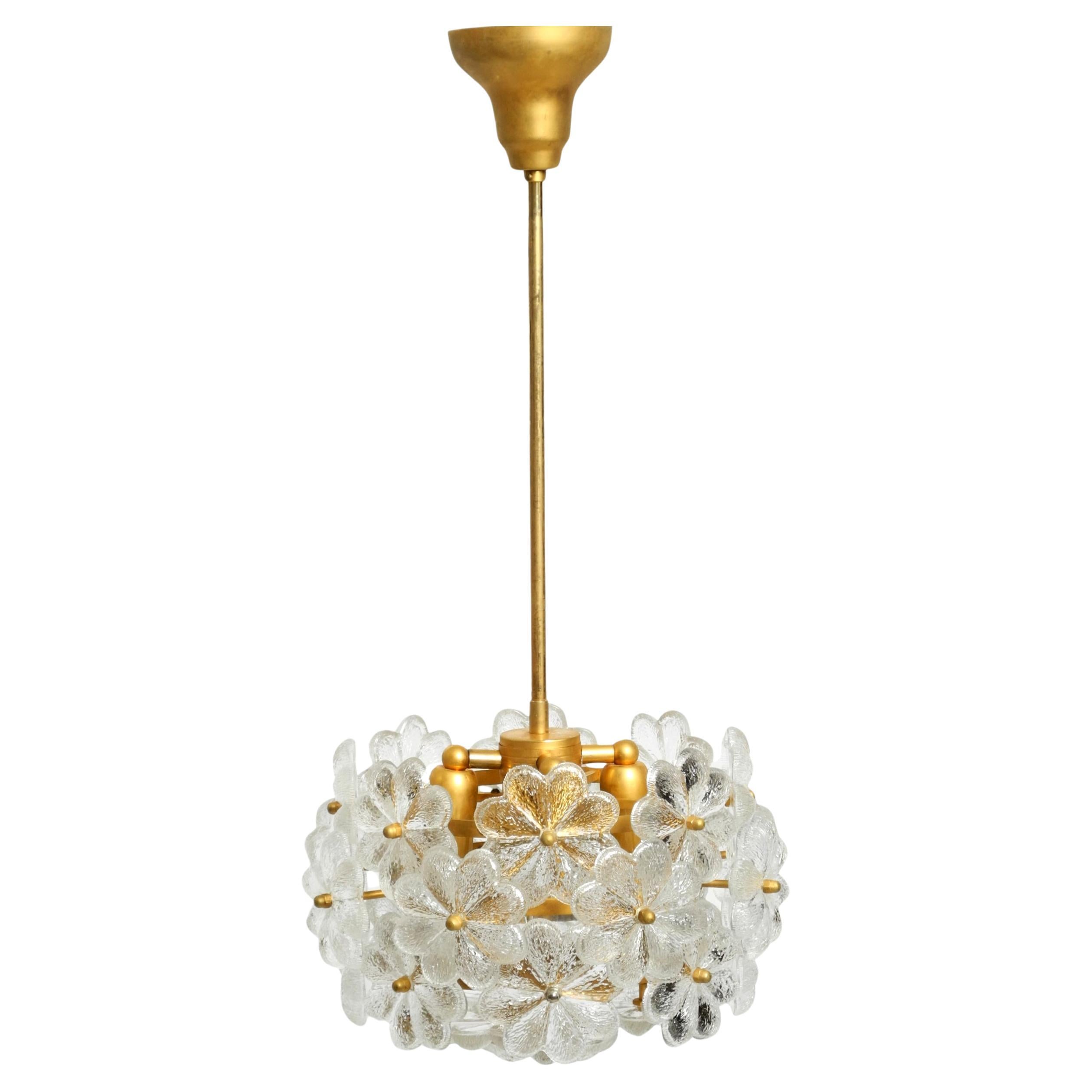 Très rare lourd plafonnier des années 1970 en laiton, cristal, verre et fleur par Ernst Palme en vente