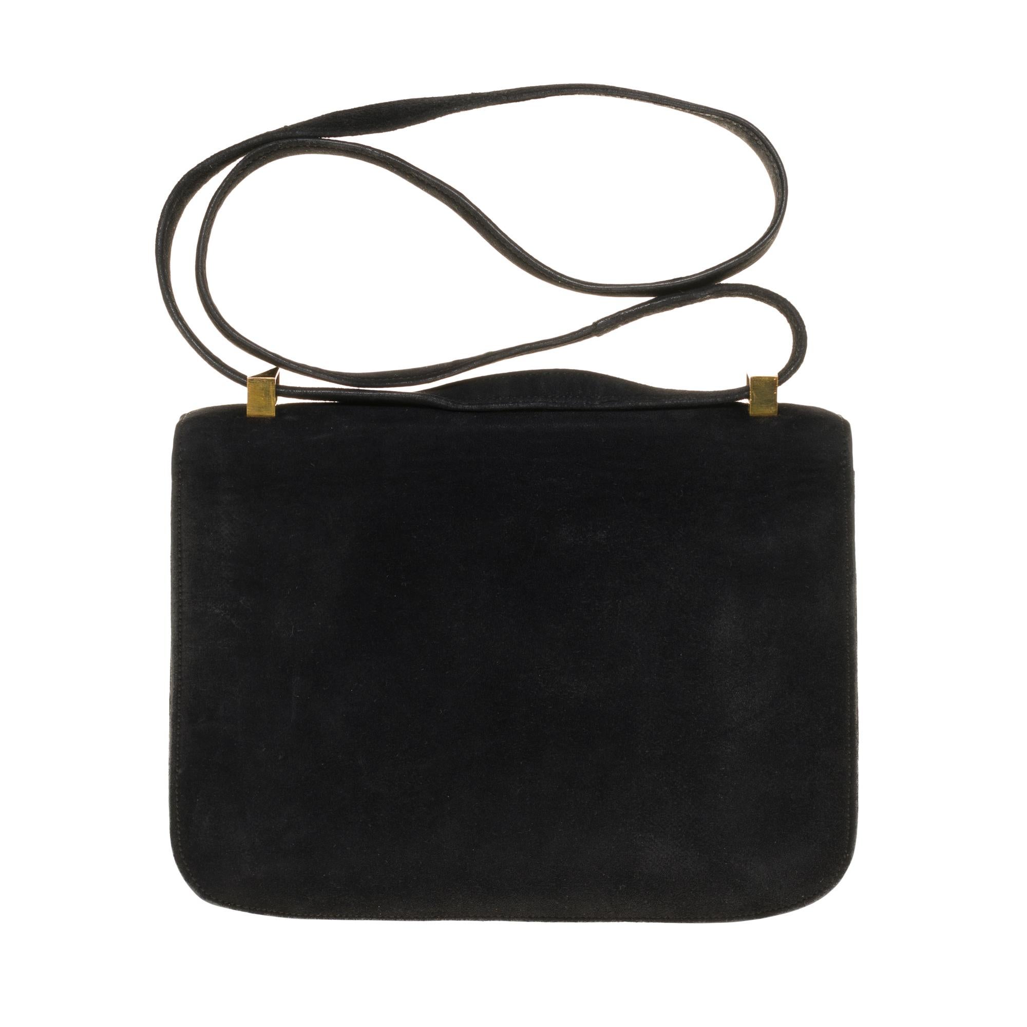 
Rare & Splendid Handbag Hermes Constance 23 cm in black suede, gold metal hardware, handle transformable into black suede allowing a hand or shoulder support.

Closure marked H on flap.
Lining in black leather, a zipped pocket, a patch