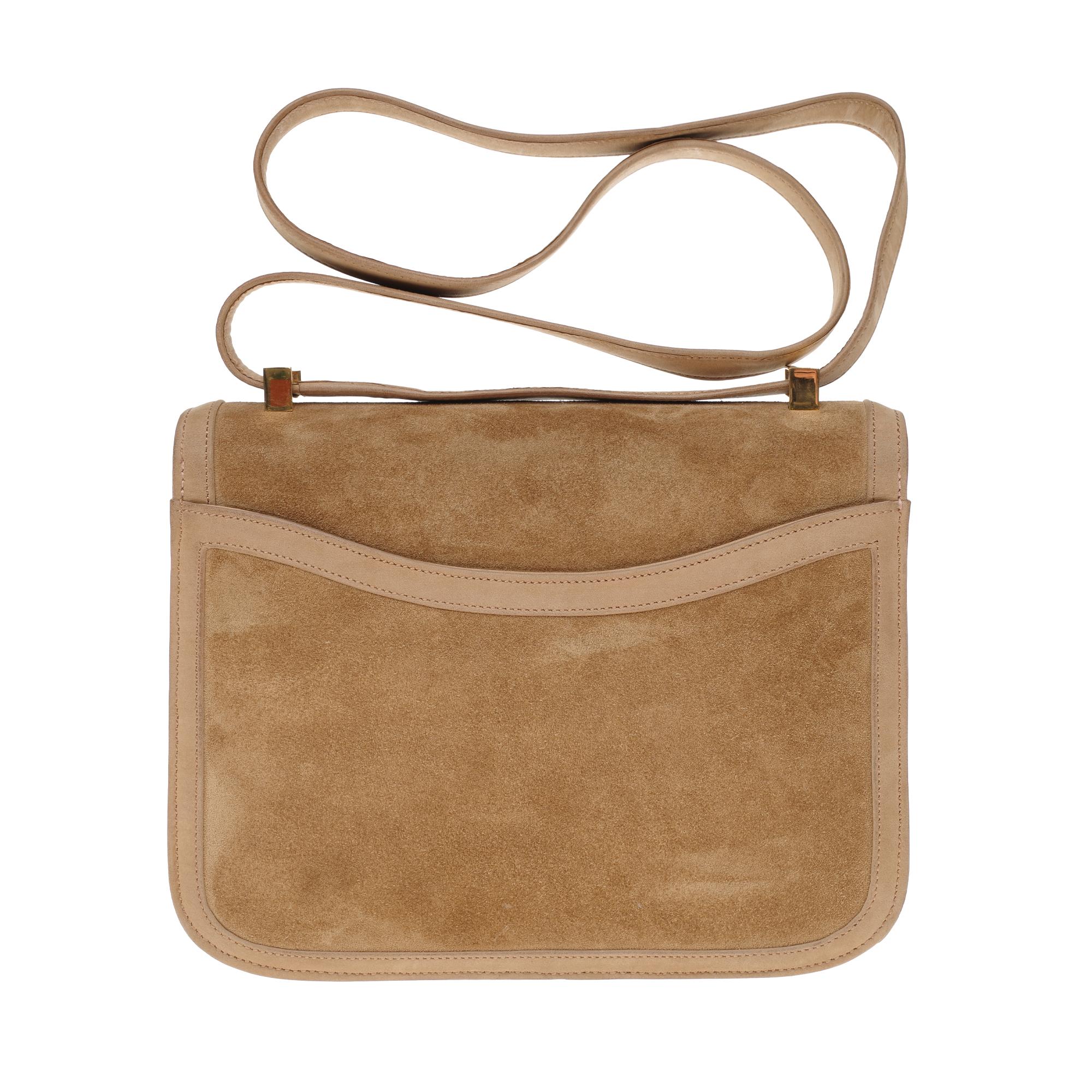 
COLLECTOR : Rare & Splendid Handbag Constance 23 cm Doblis in suede color sand and leather box clay, gold plated metal hardware, handle transformable into turned skin sand allowing a hand or shoulder carried.

H-shaped closure on flap.
A patch