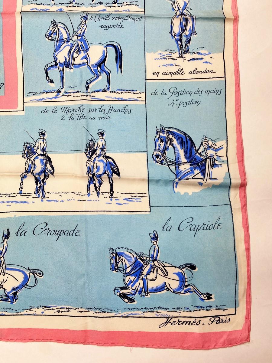 Bleu Très rare écharpe Hermès nommée 