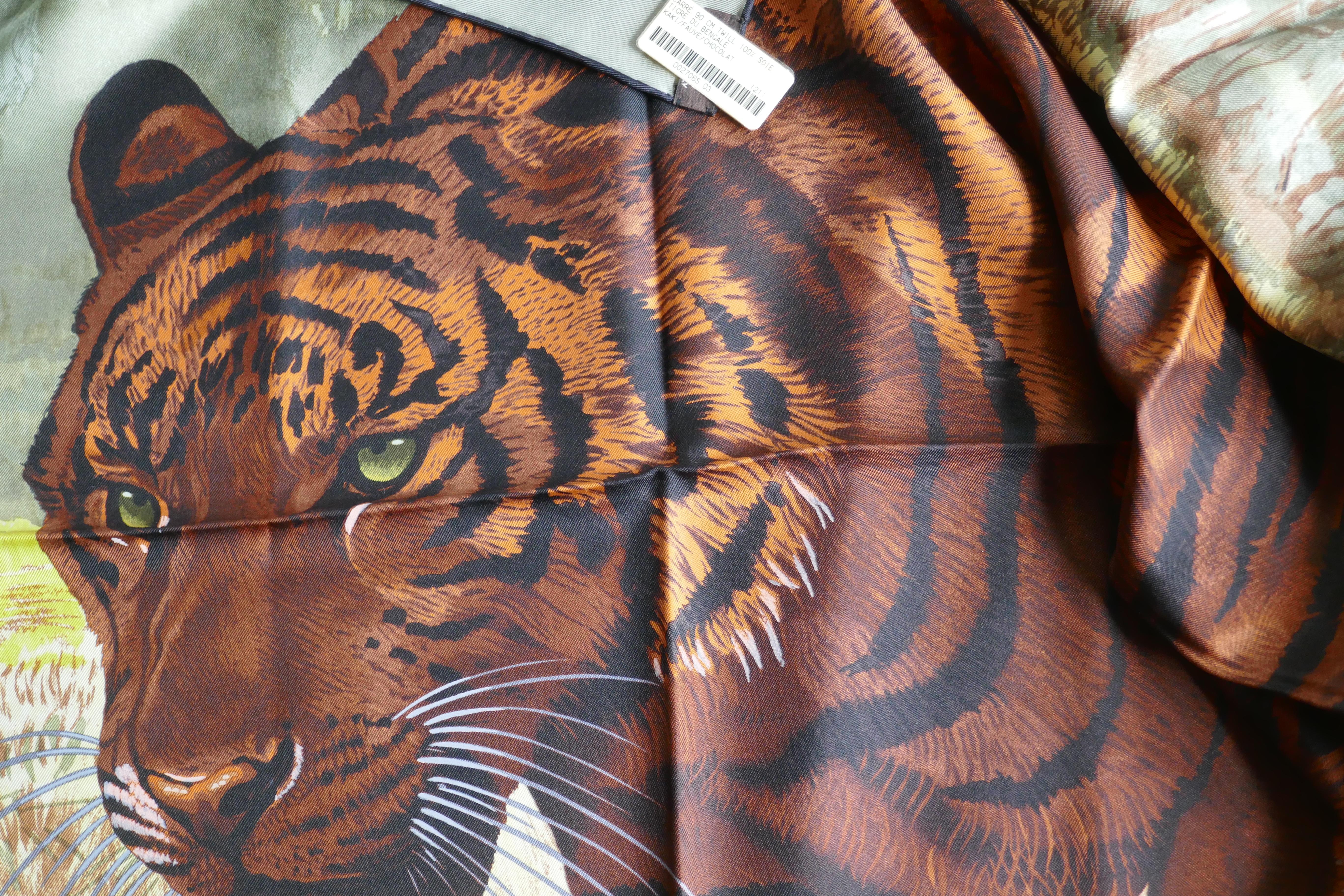 Très rare écharpe en soie Hermès Le Tigre du Benagale de Robert Dallet 5