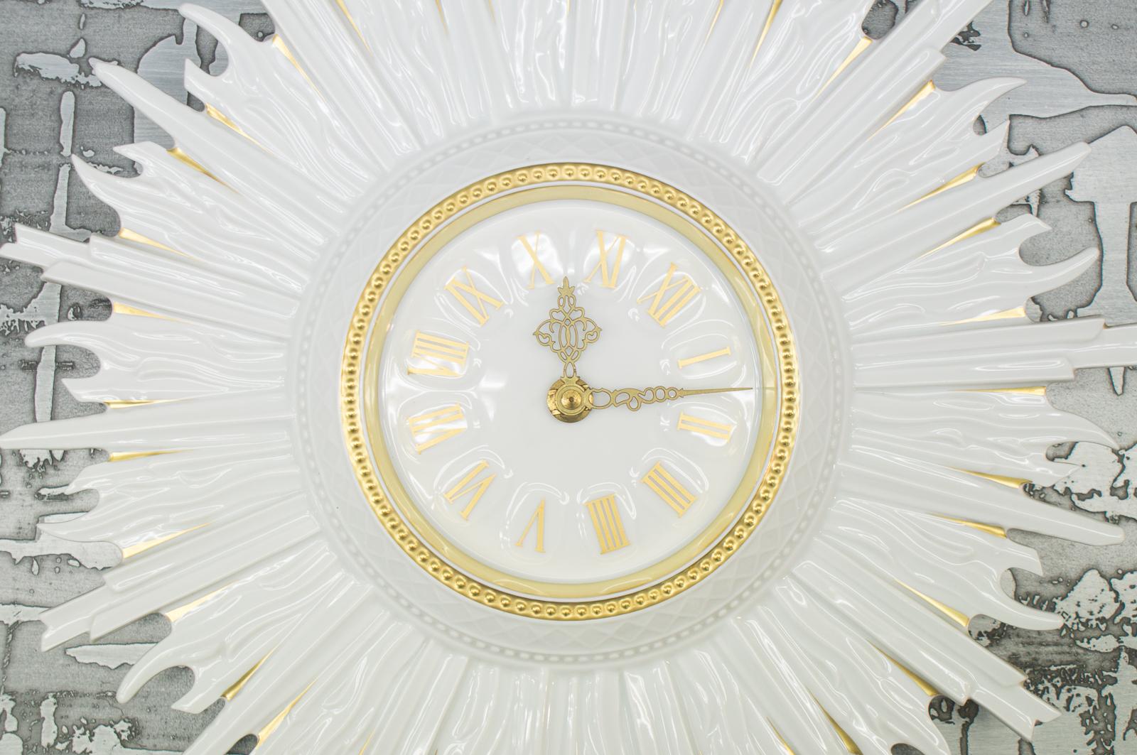 Very Rare Hutschenreuther Sunburst Wall Clock in Porcelain, Germany, 1960s In Good Condition For Sale In Nürnberg, Bayern