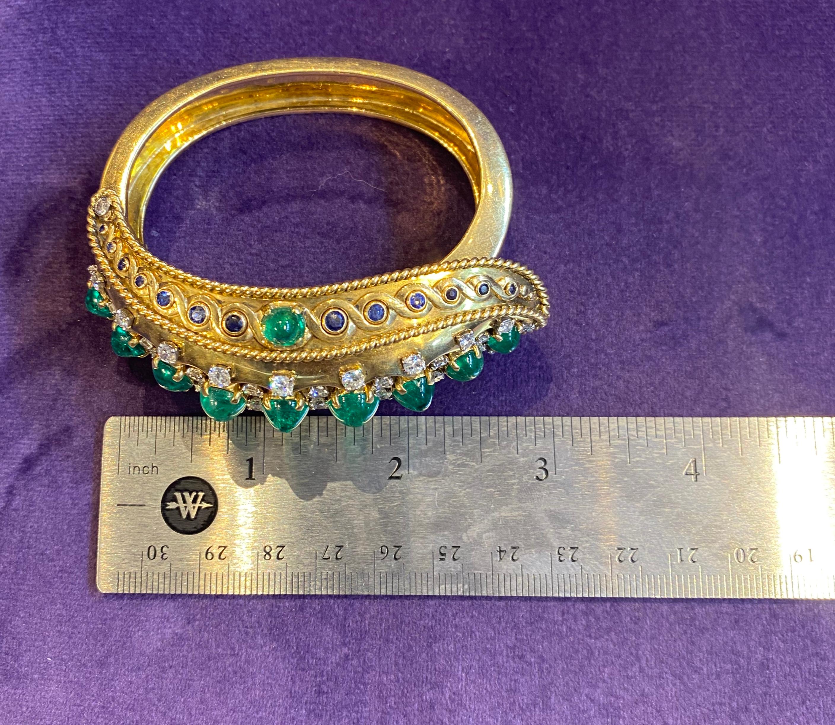 Very Rare Indian Influenced Cabochon Emerald Bangle Bracelet by Cartier, Paris In Excellent Condition In New York, NY