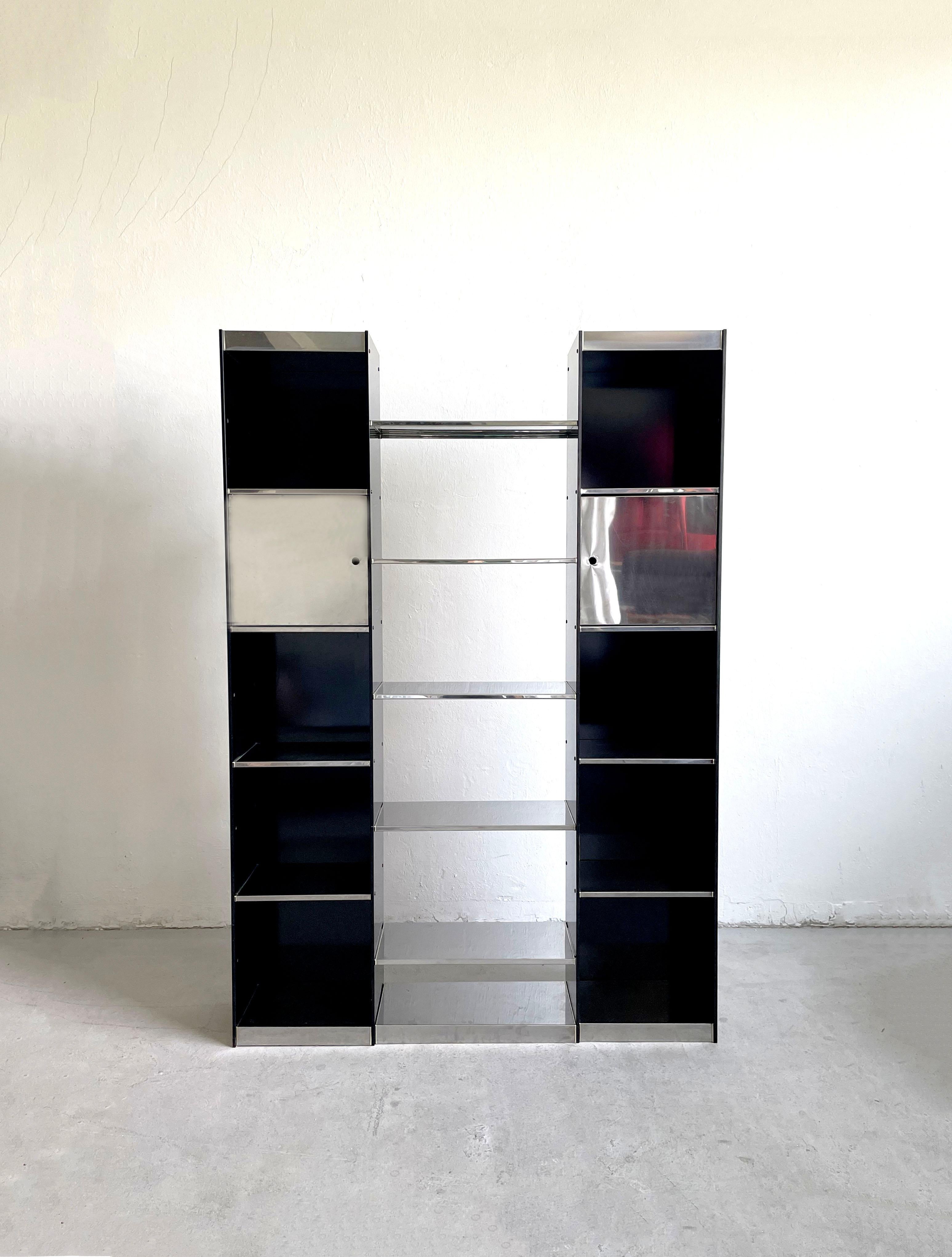 This bookcase library was designed by Willy Rizzo and manufactured by Italian high-end furniture manufacturer Cidue in the 1970's.

It has a manufacturer's stamp 

It was very shortly in productions and it's a rare piece.

The main characteristics