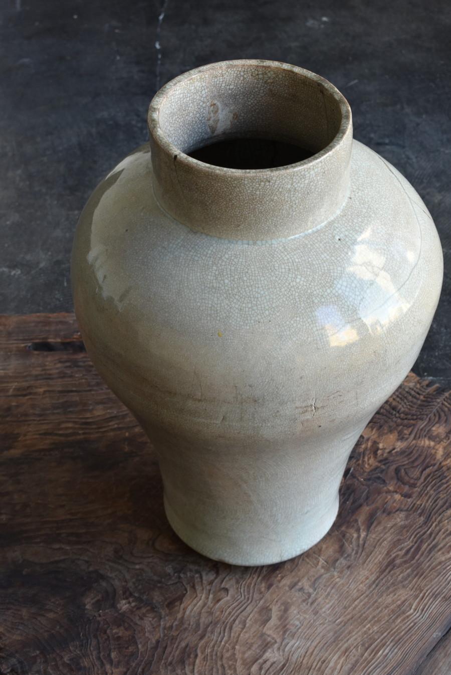 Very Rare Korean Antique White Porcelain Jar / Wasabi-Sabi Vase/Joseon Dynasty In Good Condition In Sammu-shi, Chiba