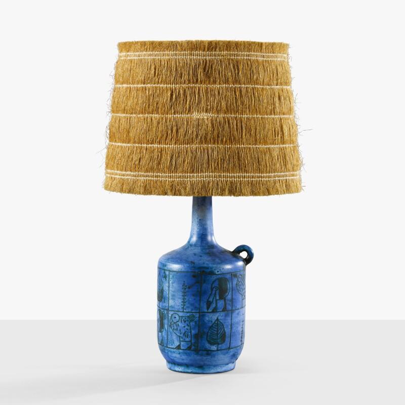 Lampe de table en céramique bleue de Jacques Blin  avec son abat-jour d'origine  L'abat-jour est d'origine en raphia/paille Signé sur le dessous : 