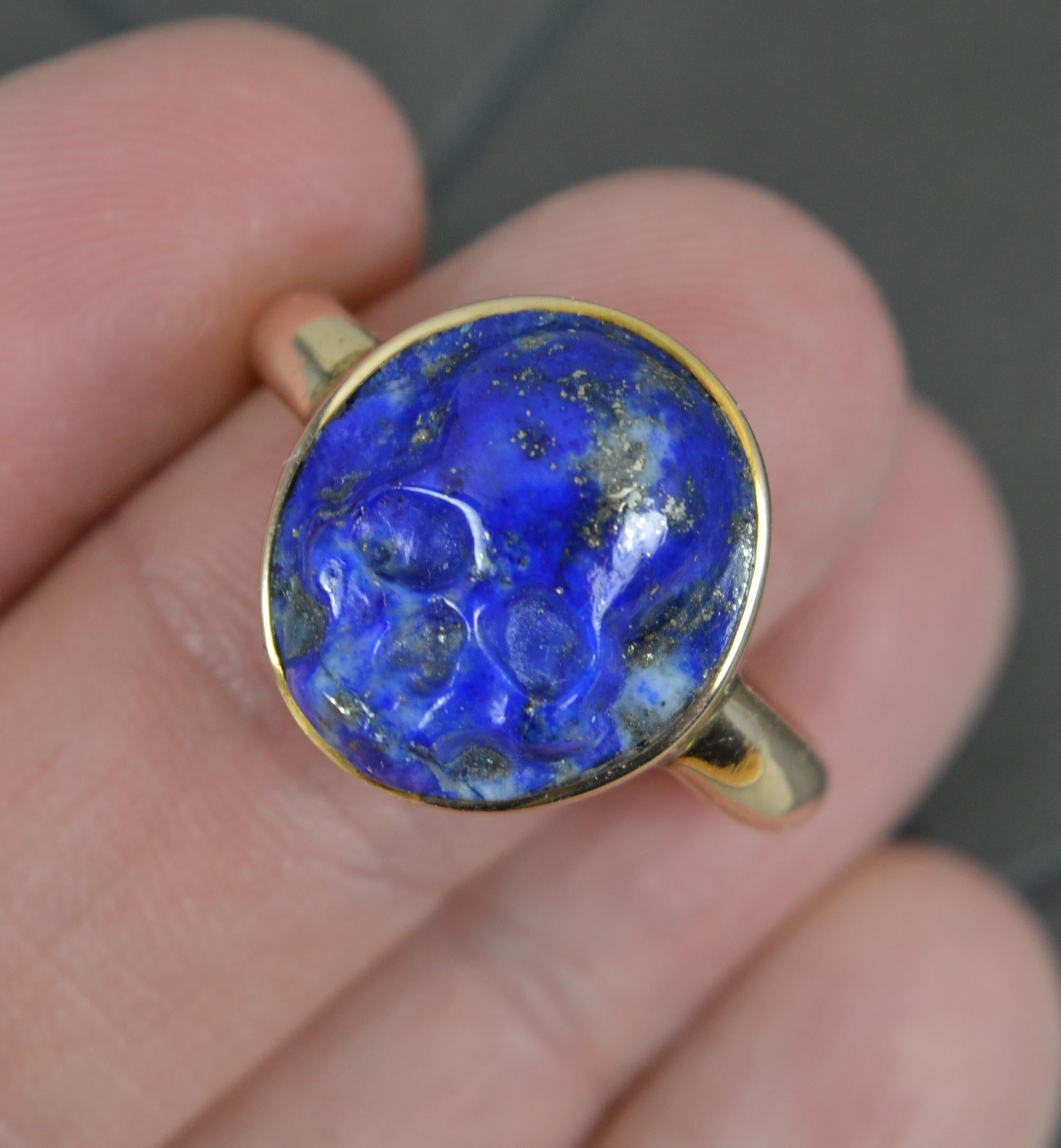 Très rare bague signet Momento Mori en forme de crâne en lapis-lazuli et or 14 carats en vente 2