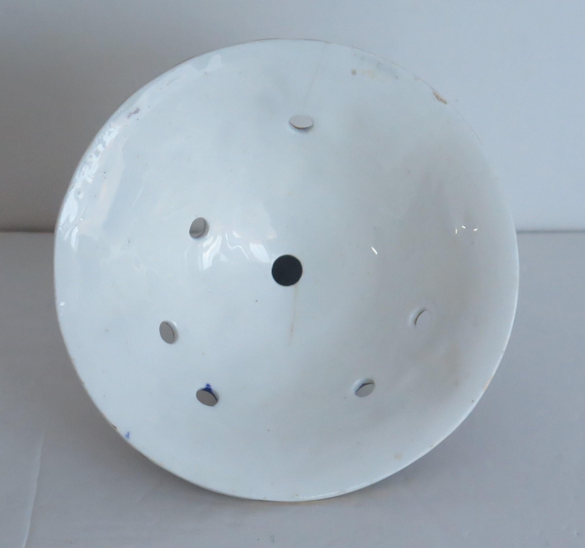 Raro grande vaso coperto in Mason's Ironstone con motivi a rilievo, Circa 1825 in vendita 12
