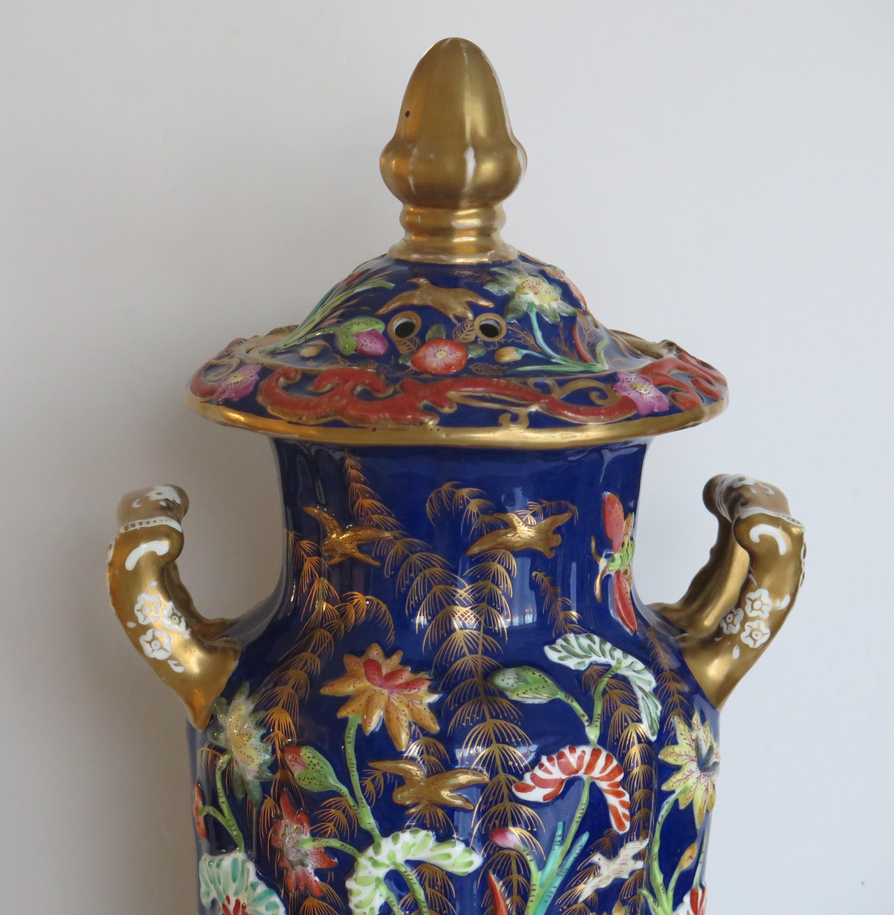 Dies ist eine sehr seltene und große überdachte Vase von Mason's Ironstone Pottery, England, aus der späten georgianischen Regency-Periode, um 1825.

Dieses Stück ist sehr gut getöpfert mit einem vertikal geriffelten Körper sitzt auf einem