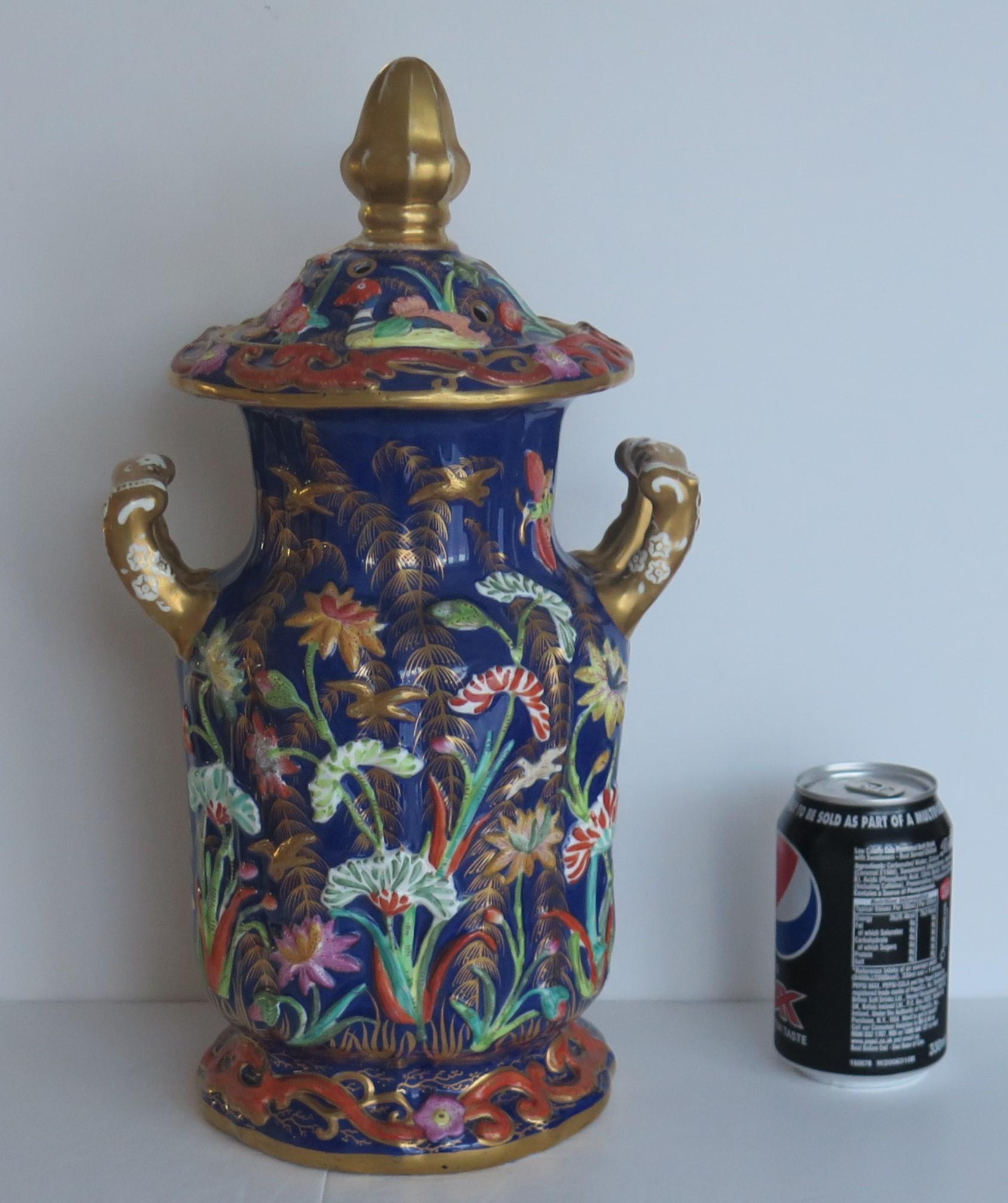 Raro grande vaso coperto in Mason's Ironstone con motivi a rilievo, Circa 1825 in vendita 13