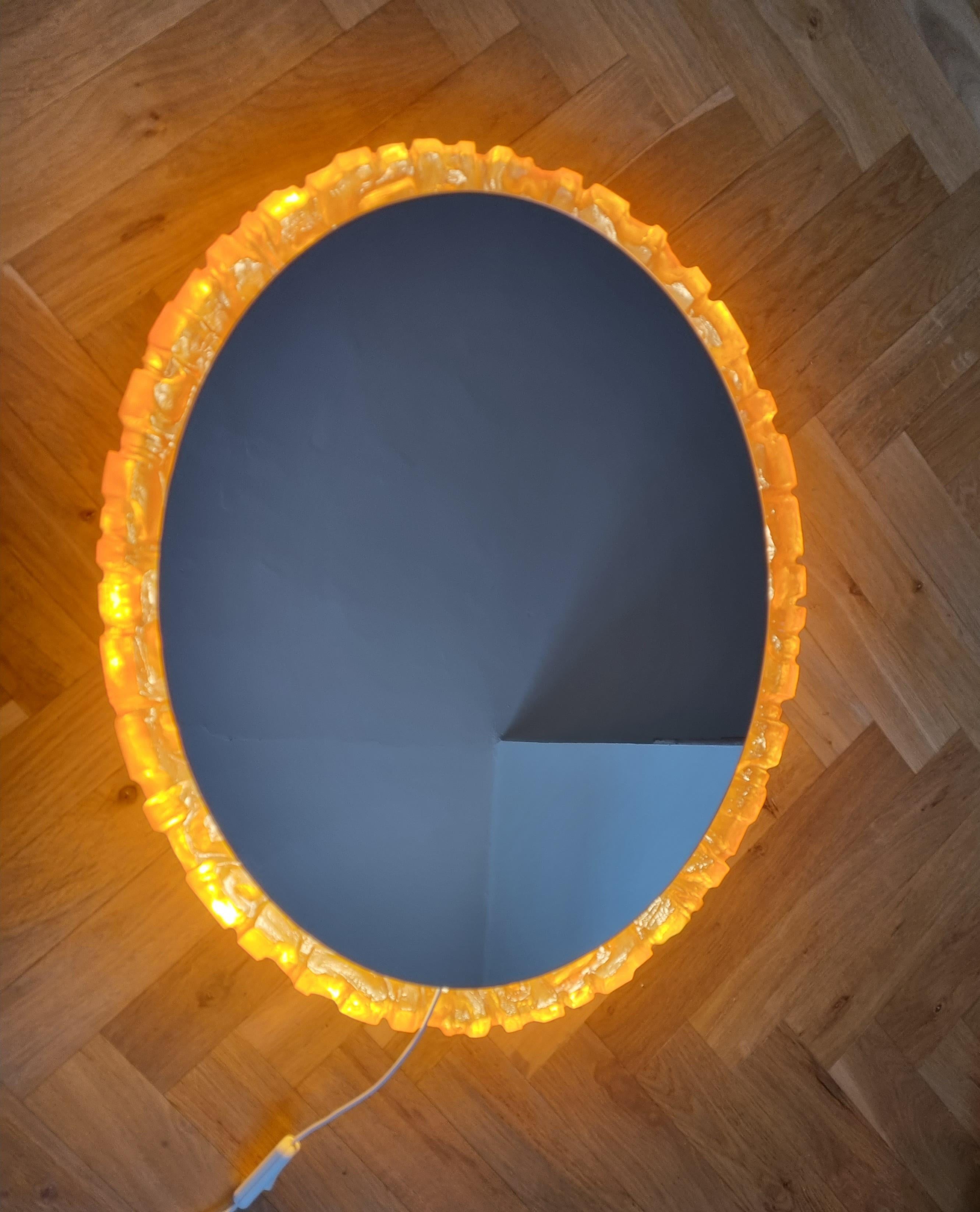 Allemand Très rare grand miroir rétroéclairé du milieu du siècle Hillebrand, 1970 en vente