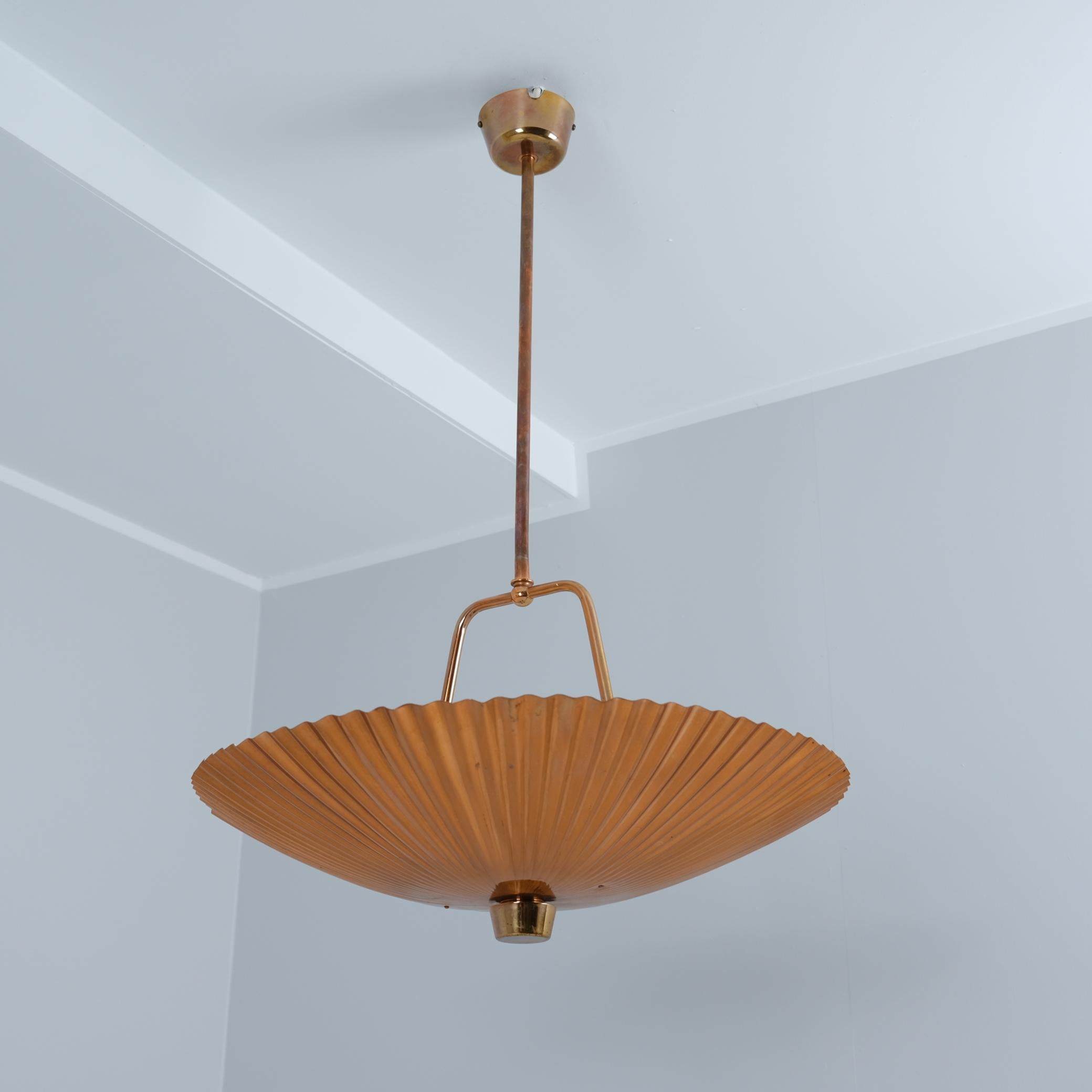 Finlandese Ciondolo da soffitto in rame con conchiglia marina di Paavo Tynell, molto raro e di grandi dimensioni, Idman, 1950 in vendita