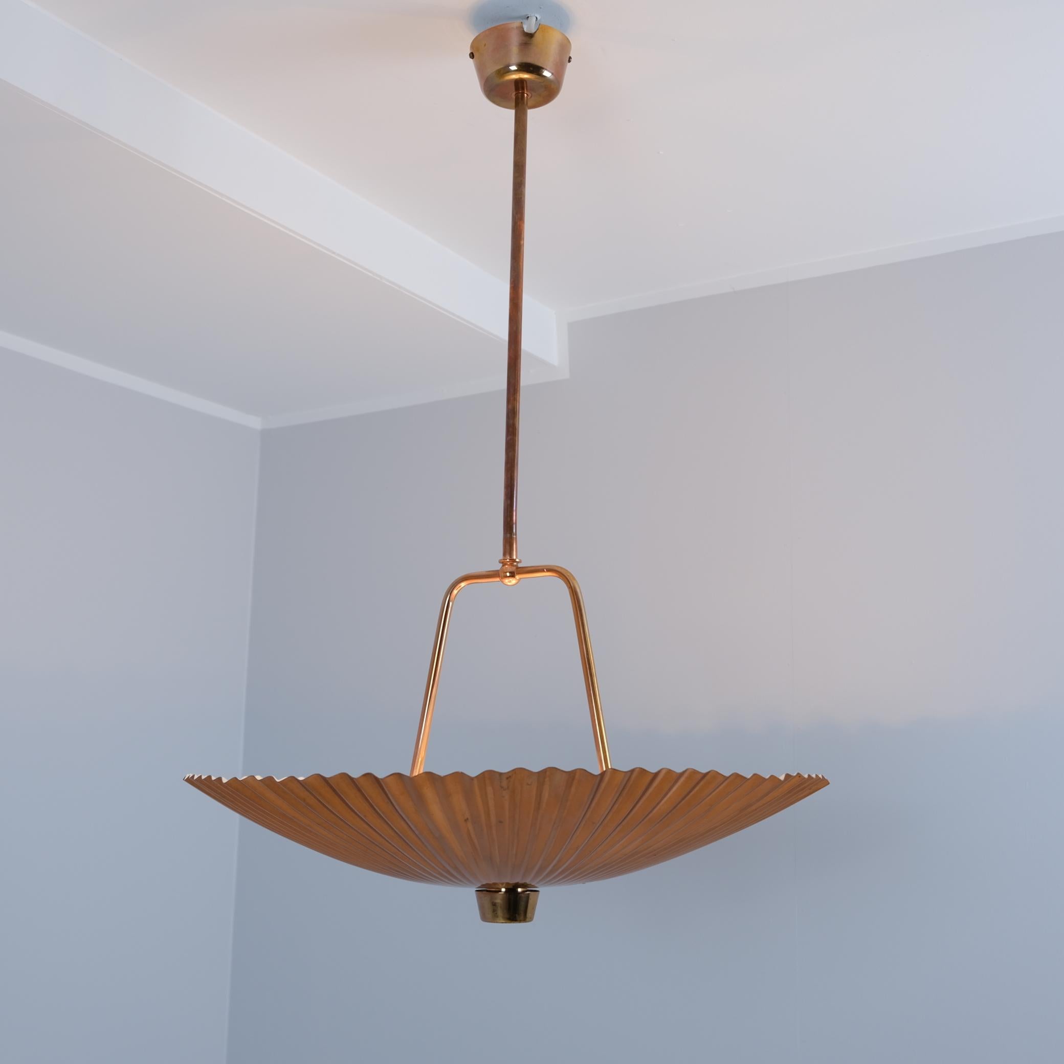 Ciondolo da soffitto in rame con conchiglia marina di Paavo Tynell, molto raro e di grandi dimensioni, Idman, 1950 In condizioni buone in vendita a Helsinki, FI