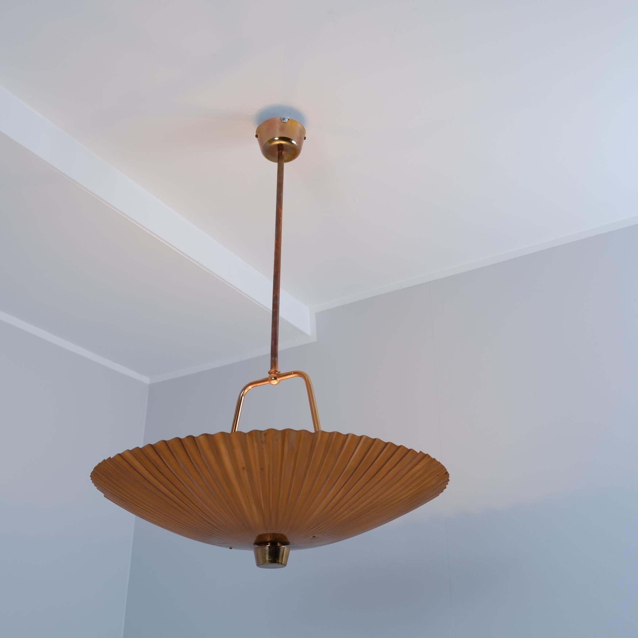 Metà XX secolo Ciondolo da soffitto in rame con conchiglia marina di Paavo Tynell, molto raro e di grandi dimensioni, Idman, 1950 in vendita