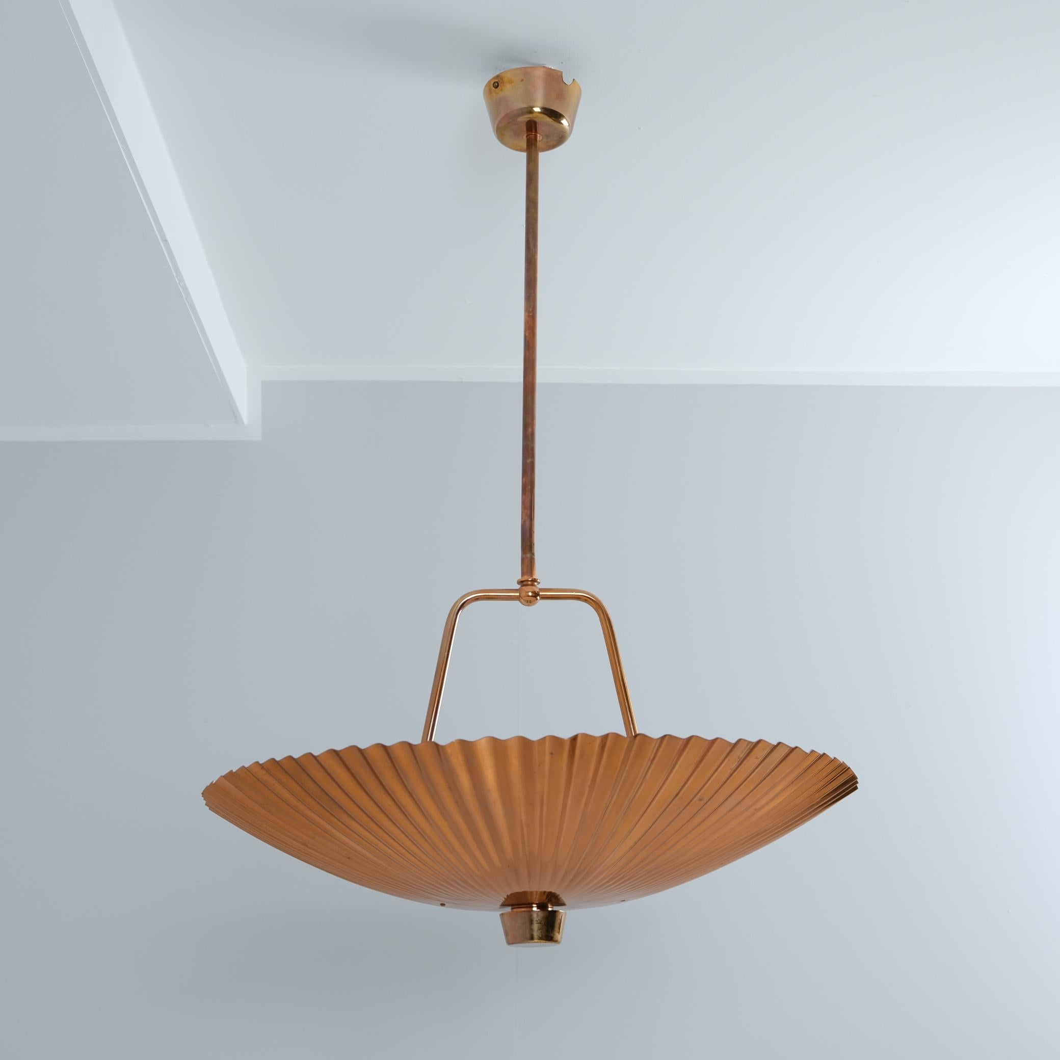 Scandinavo moderno Ciondolo da soffitto in rame con conchiglia marina di Paavo Tynell, molto raro e di grandi dimensioni, Idman, 1950 in vendita