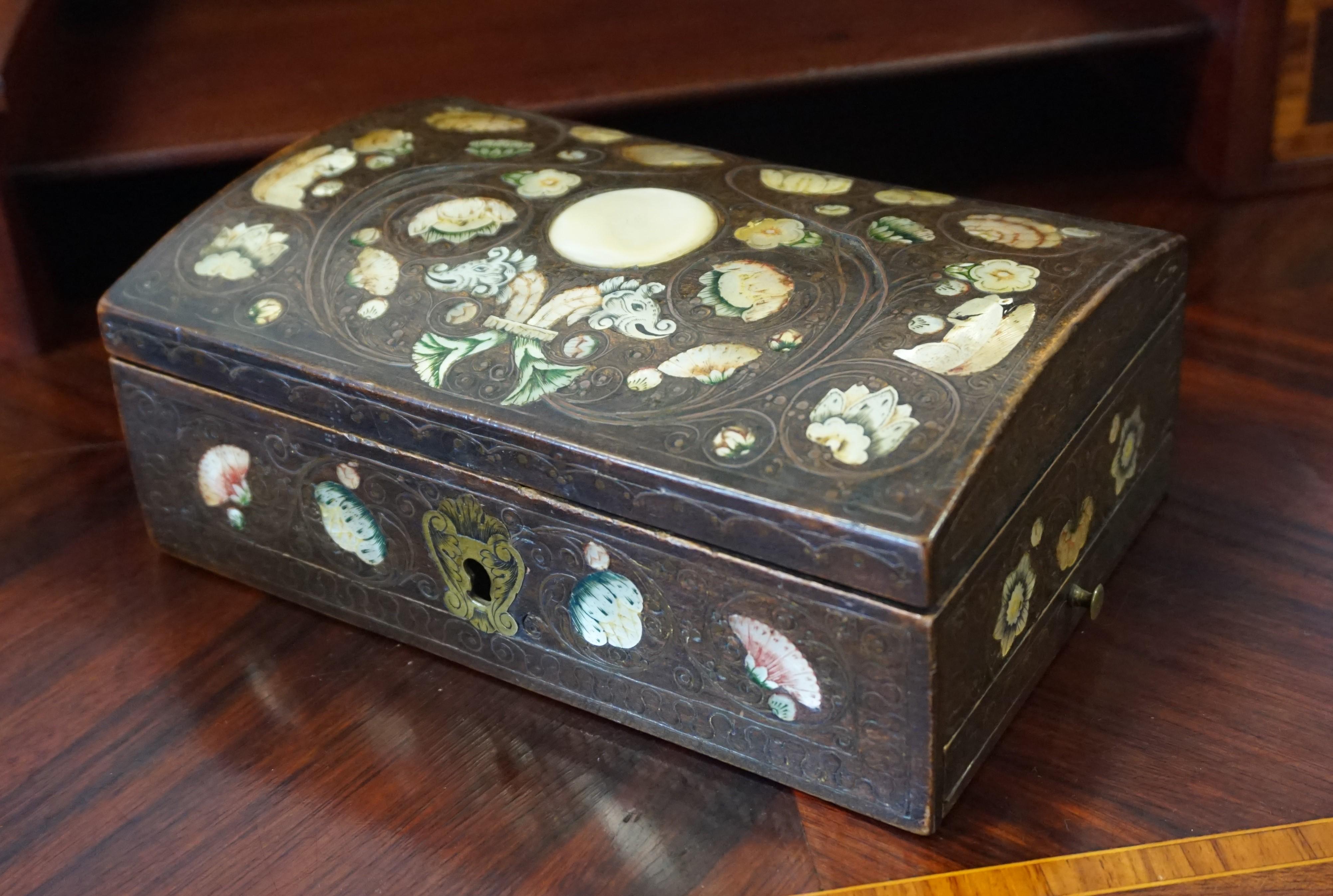 Very Rare, 17th Century Spa Mother of Pearl Writing Box with Inlaid Brass Wire 6