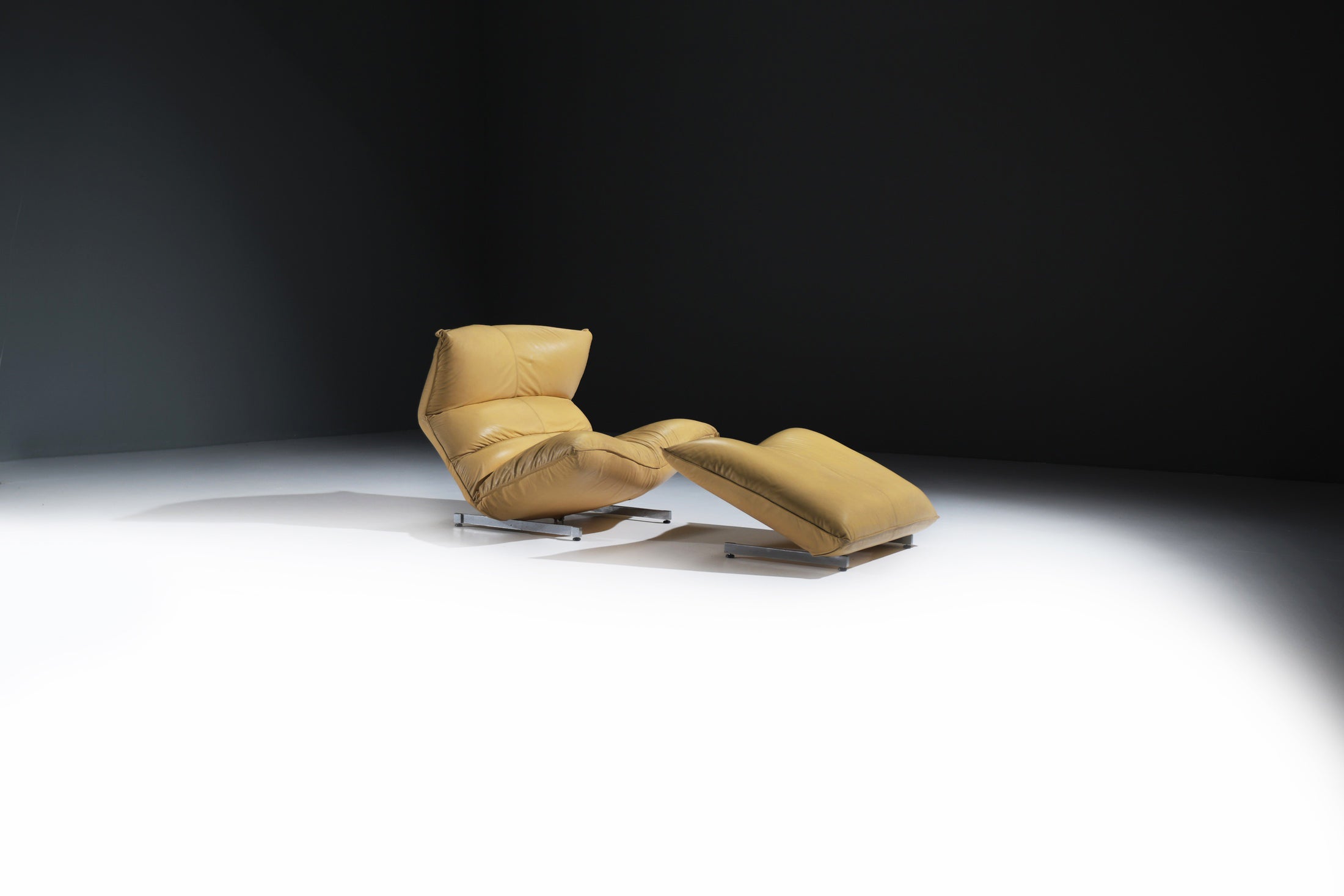 Very rare leather Canestrari Lounge Chair 
Ottoman - Vittorio Varo - Canestrari For Sale