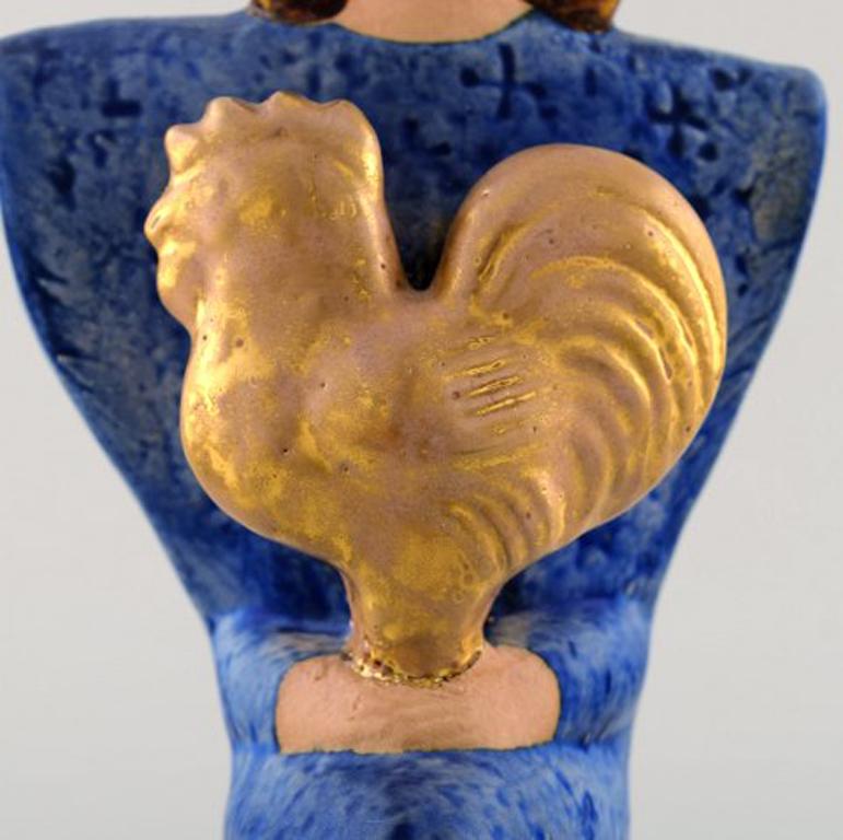 Scandinave moderne Lisa Larson - Figure unique et très rare représentant une femme assise en bleu avec un coq doré en vente