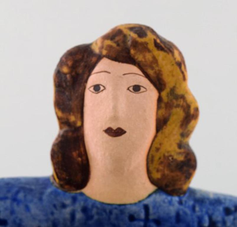 Seltene Lisa Larson Einzigartige Figur einer sitzenden Frau in Blau mit goldenem Hahn (Schwedisch) im Angebot