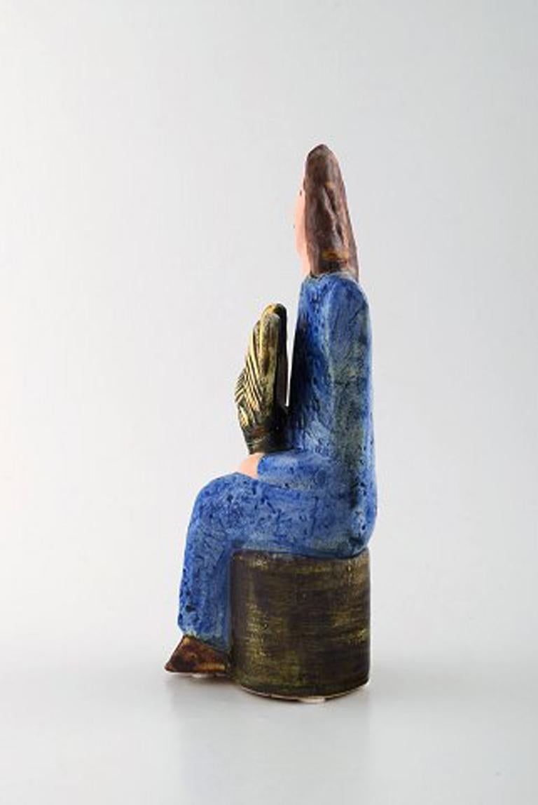Seltene Lisa Larson Einzigartige Figur einer sitzenden Frau in Blau mit goldenem Hahn (Schwedisch) im Angebot