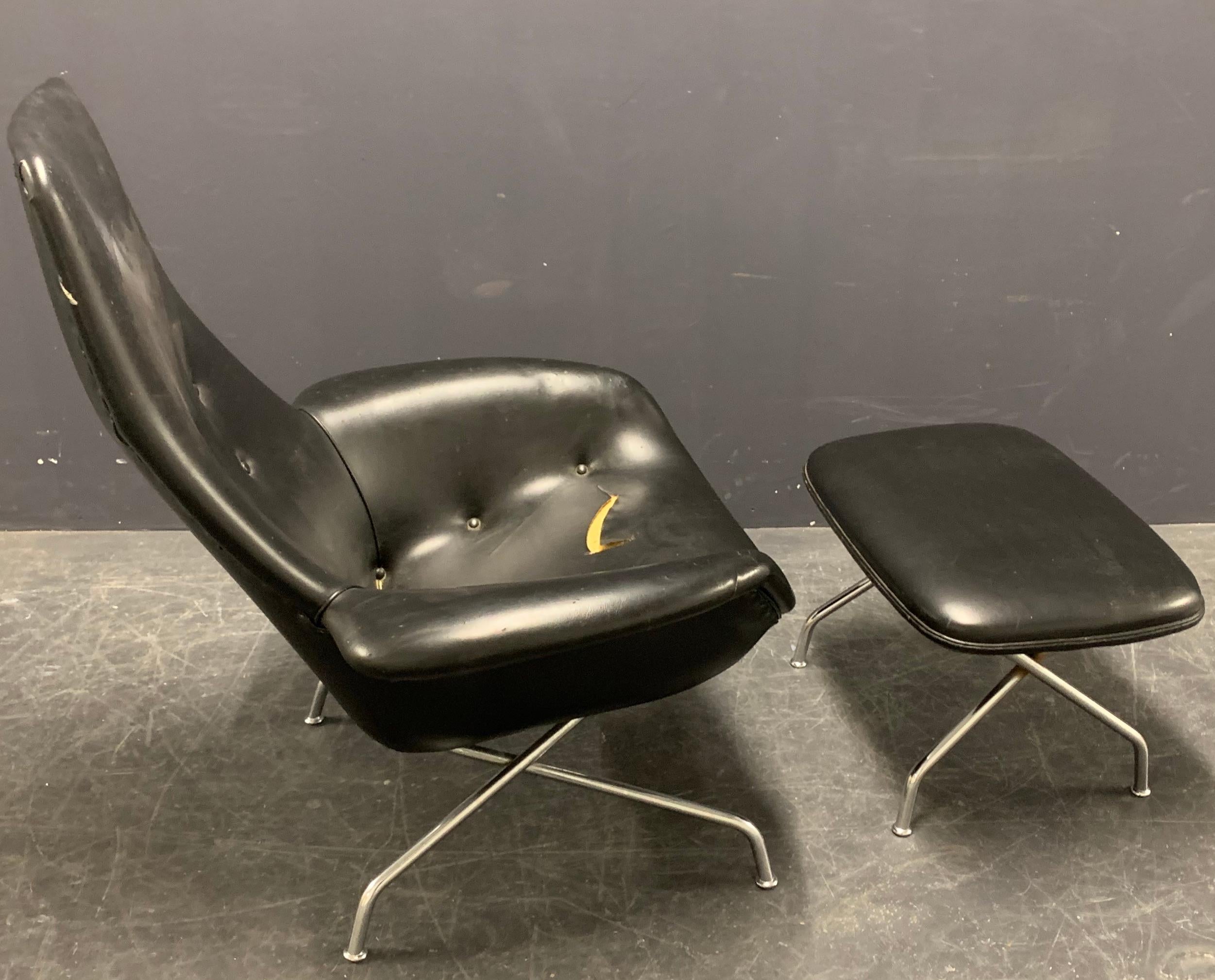 Very Rare Lounge Chair and Ultra Rare Stool In Distressed Condition For Sale In Munich, DE