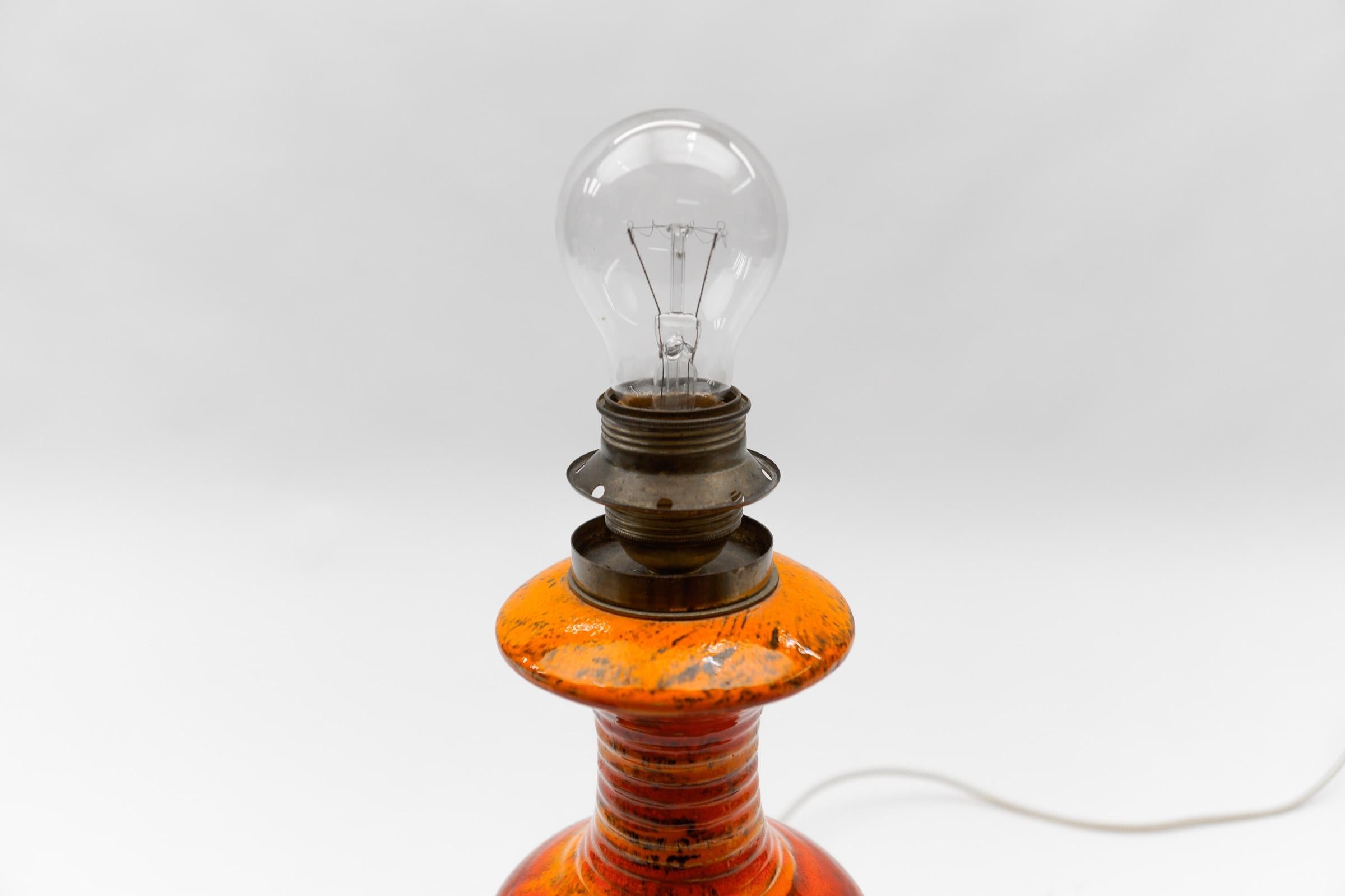 Milieu du XXe siècle Très rare base de lampe de table en céramique orange, Italie, années 1960 en vente