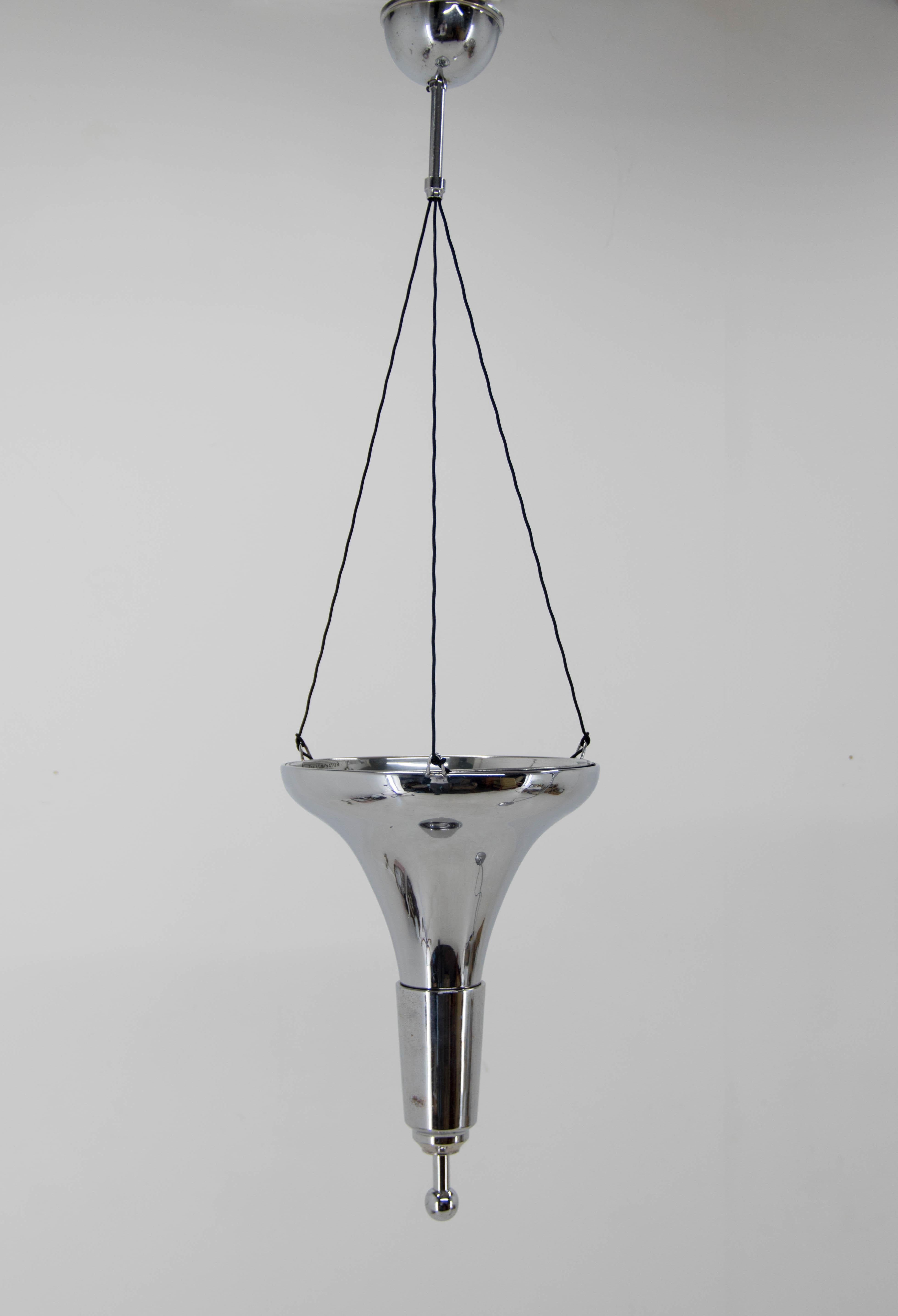 Magnifique suspension Luminator de style Art déco. 
Fabriqué par Gottlieb Brothers & Brauchbar à Brno sous licence de Luminator INC. Chicago. Conçu et breveté par I.L/One.
Poli, recâblé :
Prise d'origine E40 (jusqu'à 200W) avec adaptateur pour prise