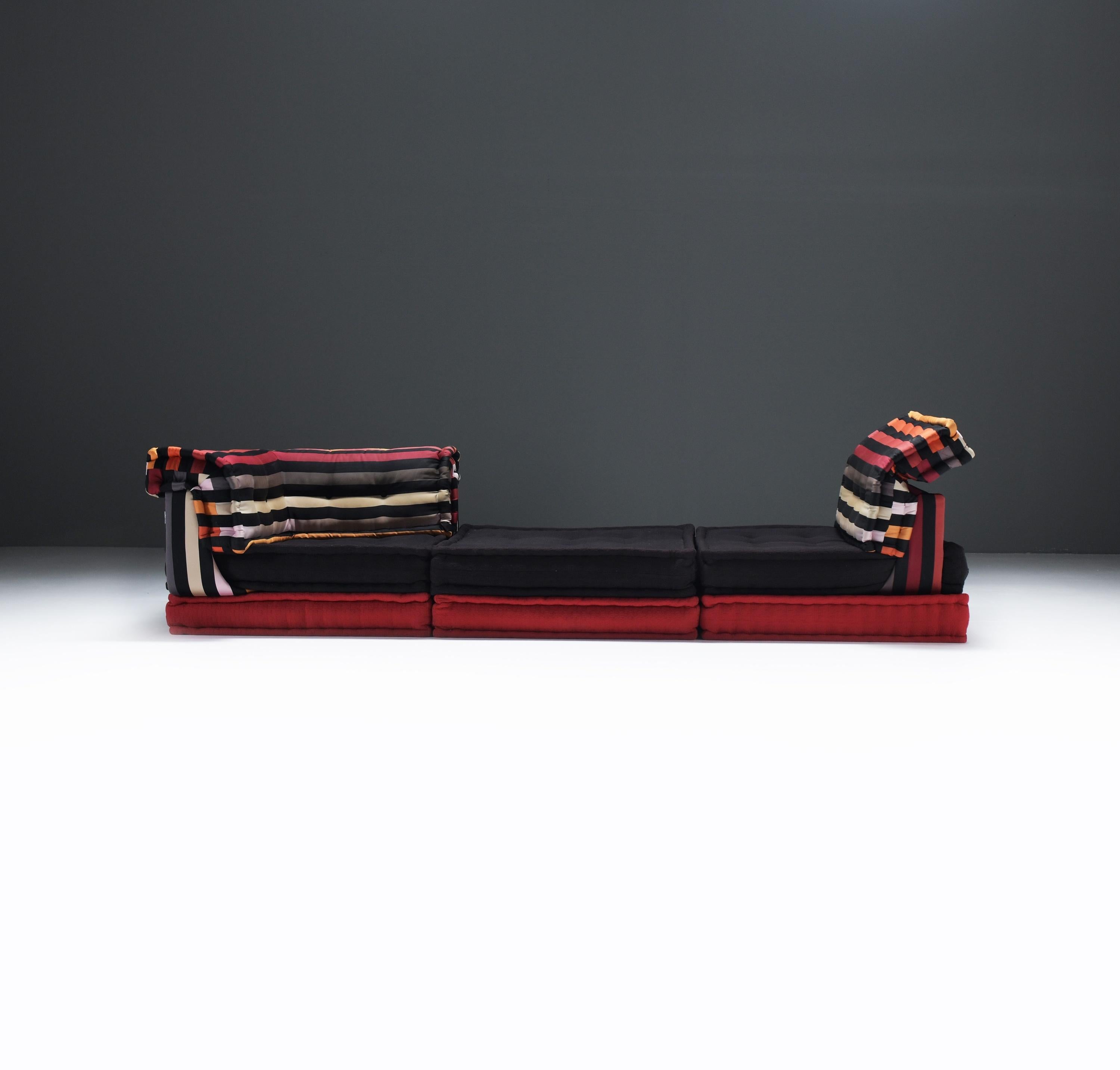 
Superbe canapé modulaire Mah Jong dans le tissu 'Sonia Rykiel' en édition limitée.  Un ensemble assorti provenant de son premier propriétaire.
Une trouvaille très rare sur le marché de l'occasion. Elle n'est plus disponible dans la collection