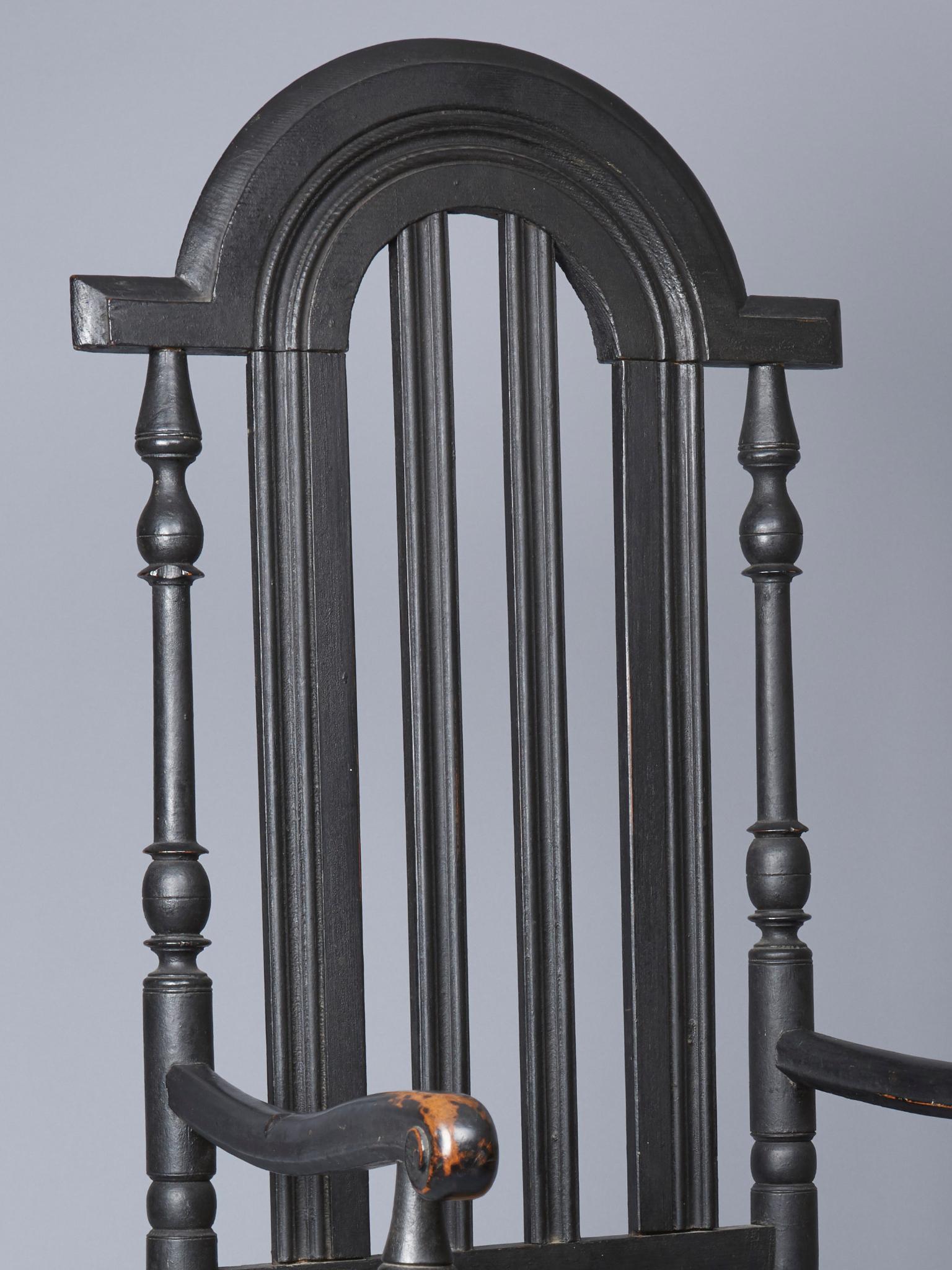 Fauteuil à dossier bannière William et Mary. Crête arquée, merveilleuses tournures, splat moulé et siège en jonc. Pieds tournés se terminant par des pieds à boule. Pennsylvanie, vers 1730.