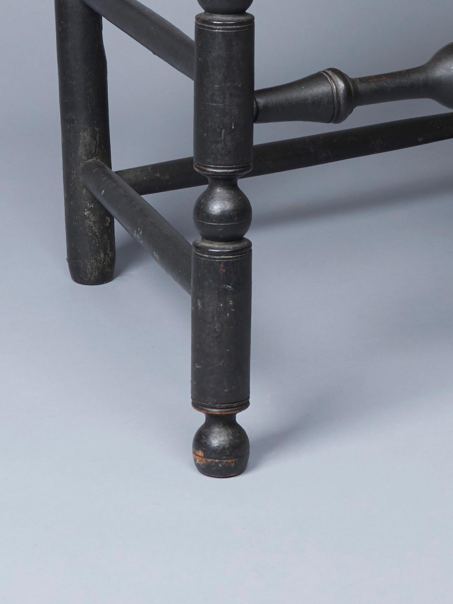 Peint Très rare fauteuil à dossier Bannister en érable en vente
