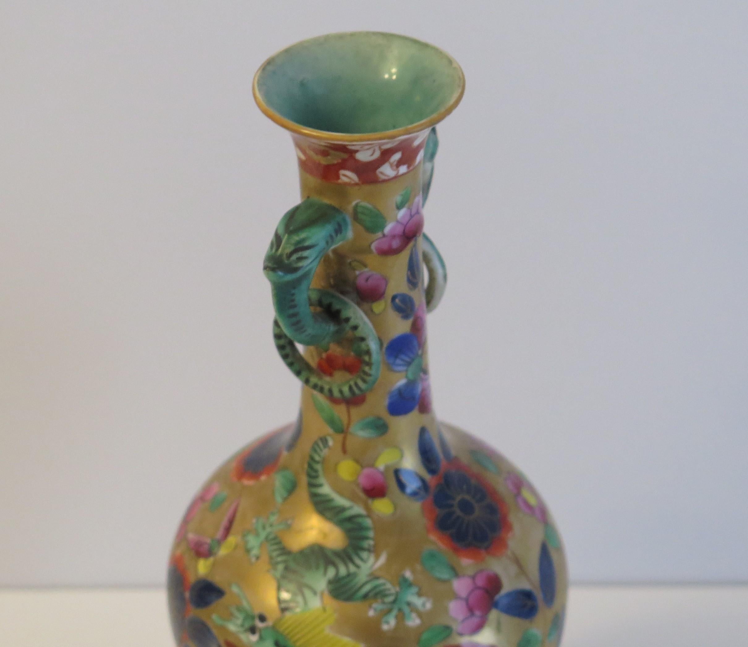 Très rare vase bouteille Mason's Ironstone à motif de dragon chinois, datant d'environ 1820 en vente 3
