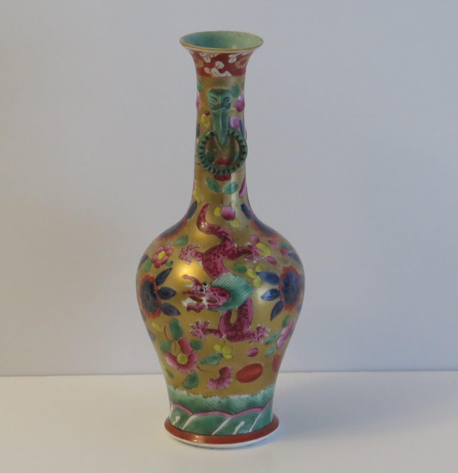 Très rare vase bouteille Mason's Ironstone à motif de dragon chinois, datant d'environ 1820 Bon état - En vente à Lincoln, Lincolnshire