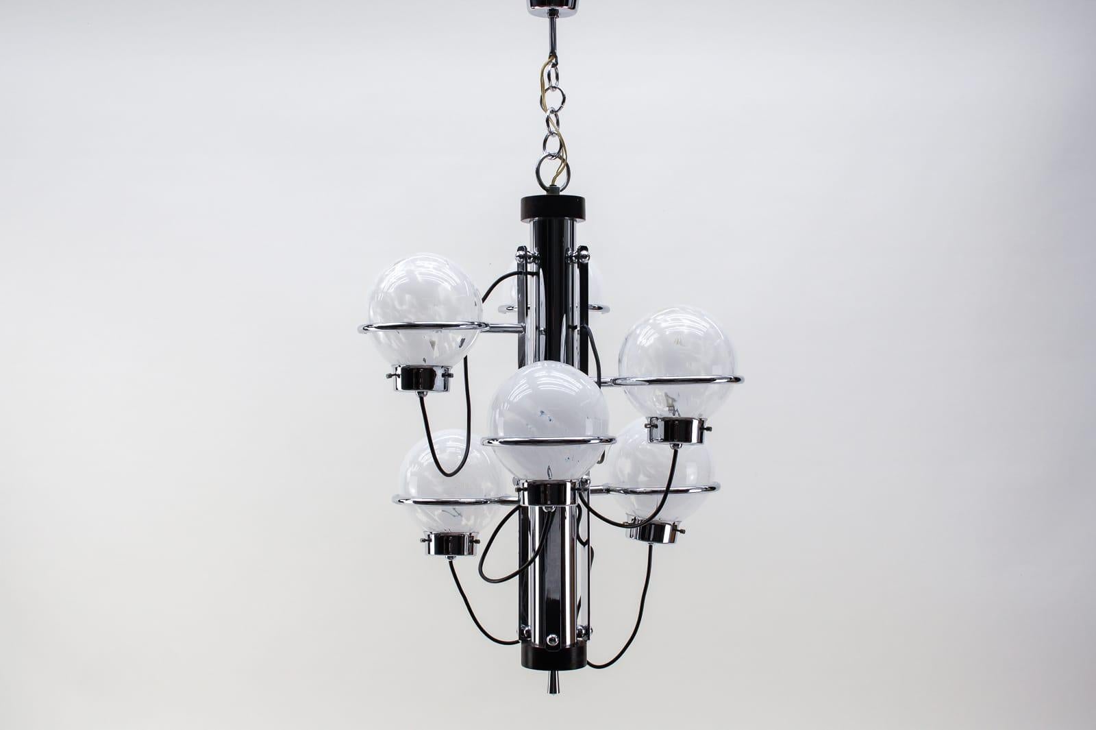 This ceiling lamp features a small frame with 7 cascading glass elements with E27 bulb sockets.

Fully functional.

Six E14 sockets. Works with 220V and 110V.

Wiring is suitable for all countries.