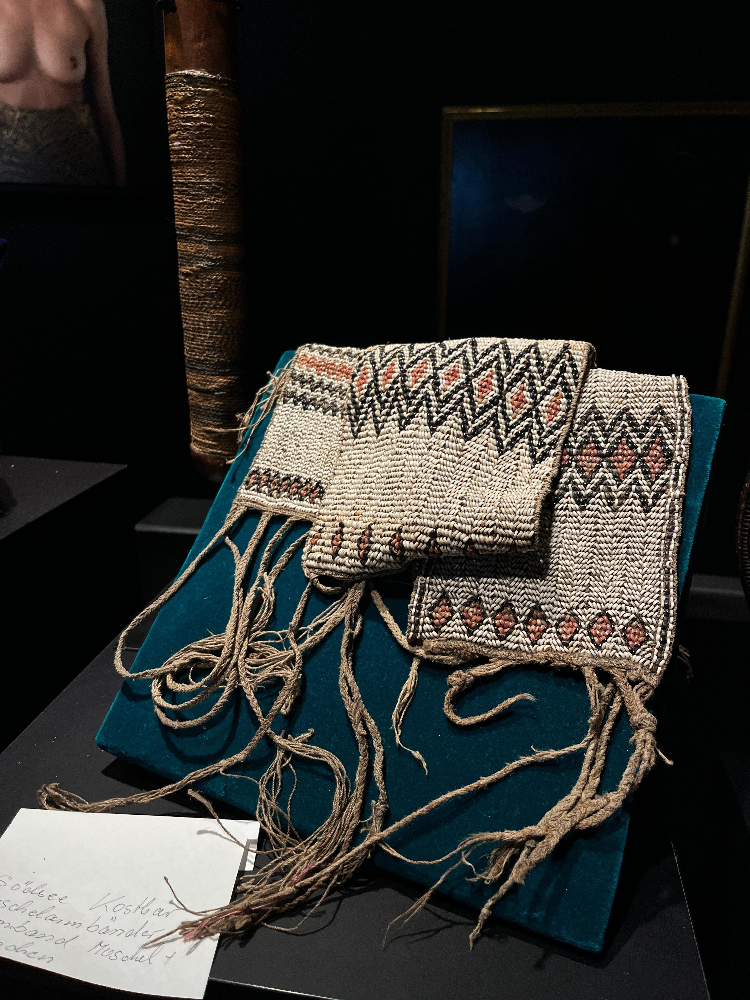 Mélanésie, sud-ouest de l'océan Pacifique, 19e siècle

 De très rares brassards mélanésiens en fibres de palmier tressées et en petits coquillages, datant du 19e siècle (au moins).

Ce type de décoration corporelle était réservé aux guerriers et aux