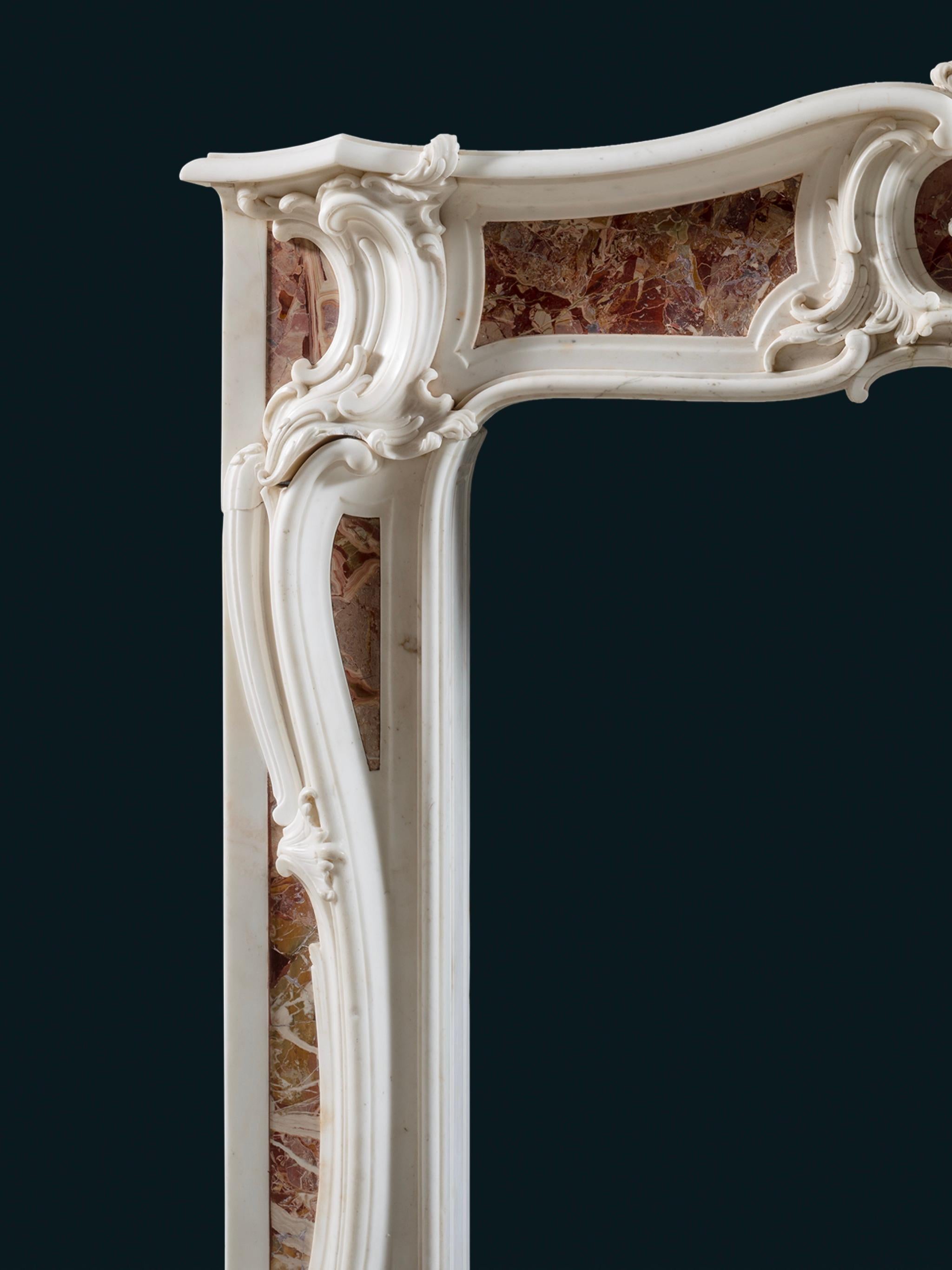 Ein sehr seltenes englisches Kaminstück aus der Mitte des 18. Jahrhunderts in der Art des berühmten Architekten Sir Robert Taylor

Ein imposanter, sehr raffinierter Rokoko-Kamin aus weißem, statuarischem Marmor und Jaspis von höchster Qualität. Der