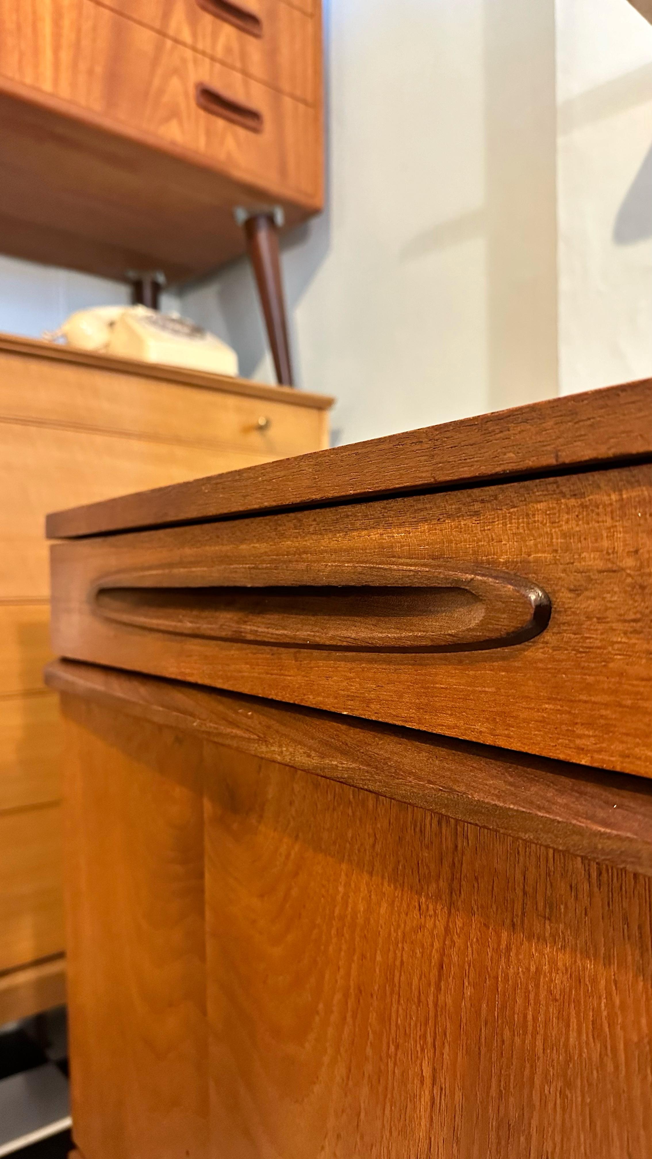 Very Rare Mid-century 1960s Teak Curved Sideboard by Elliott’s of Newbury (EoN) In Good Condition For Sale In London, GB