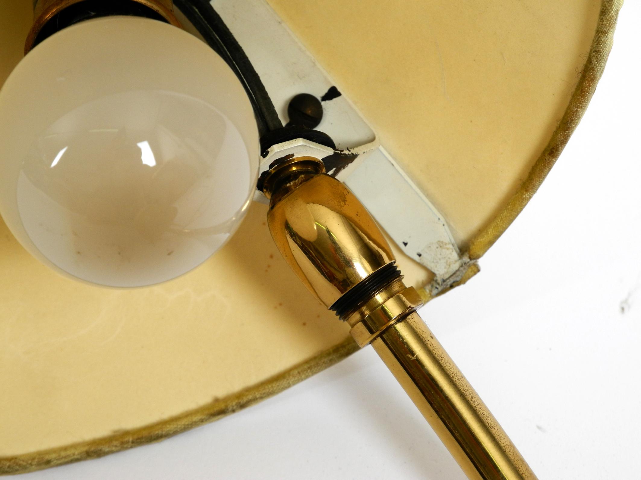 Seltene Mid-Century-Tischlampe aus Messing mit Stoffschirm von J. T. Kalmar Österreich im Angebot 8