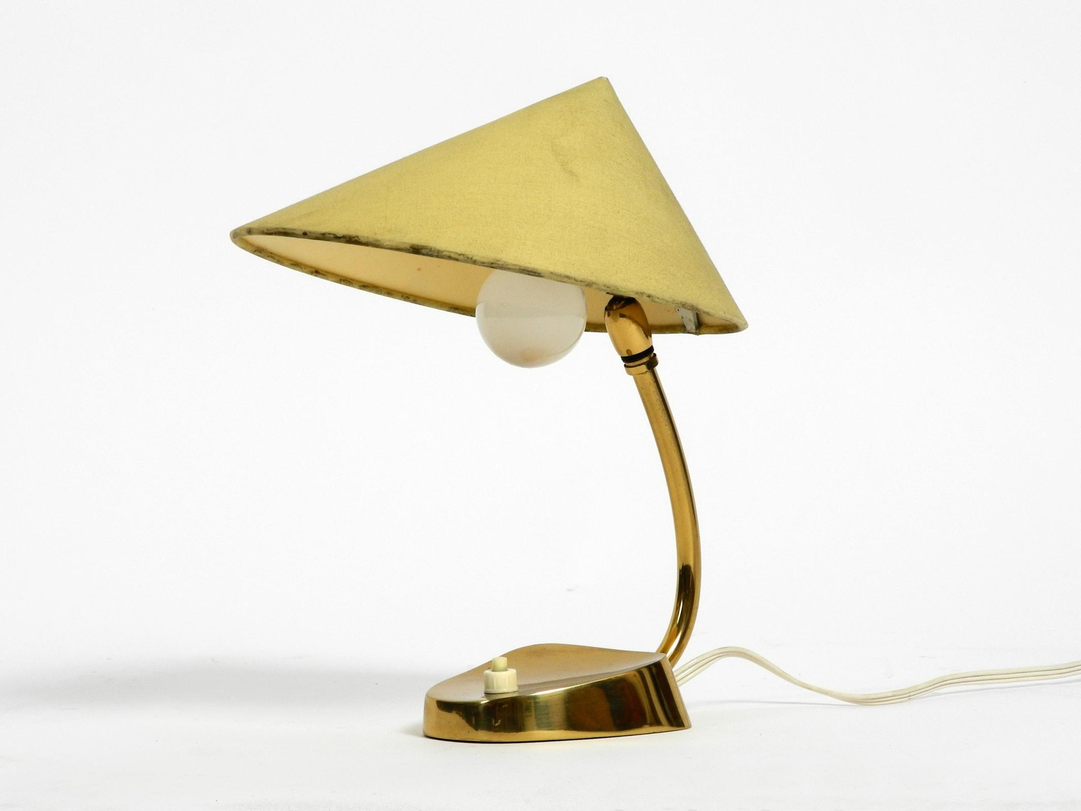 Seltene Mid-Century-Tischlampe aus Messing mit Stoffschirm von J. T. Kalmar Österreich (Moderne der Mitte des Jahrhunderts) im Angebot