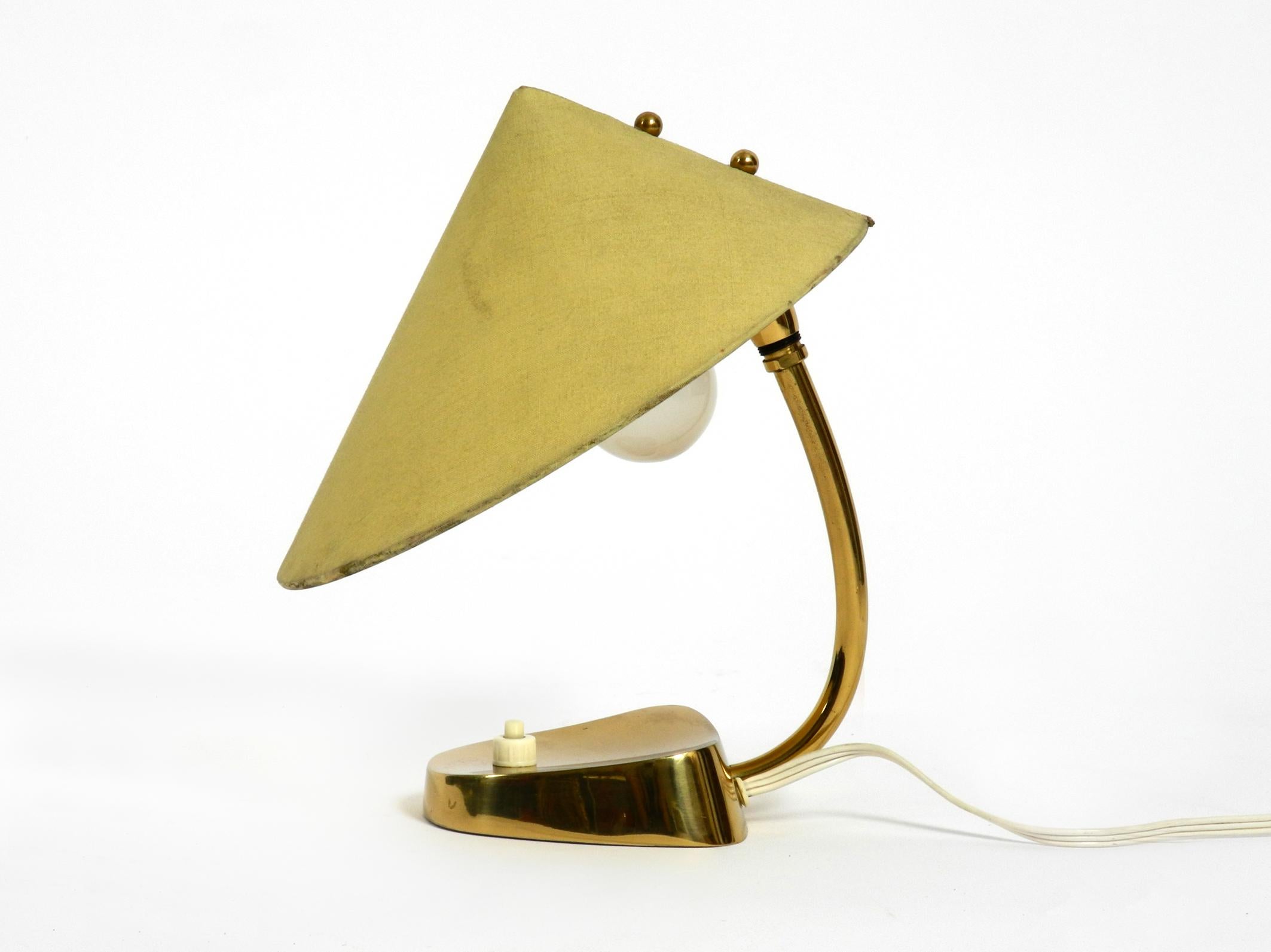 Seltene Mid-Century-Tischlampe aus Messing mit Stoffschirm von J. T. Kalmar Österreich im Zustand „Gut“ im Angebot in München, DE