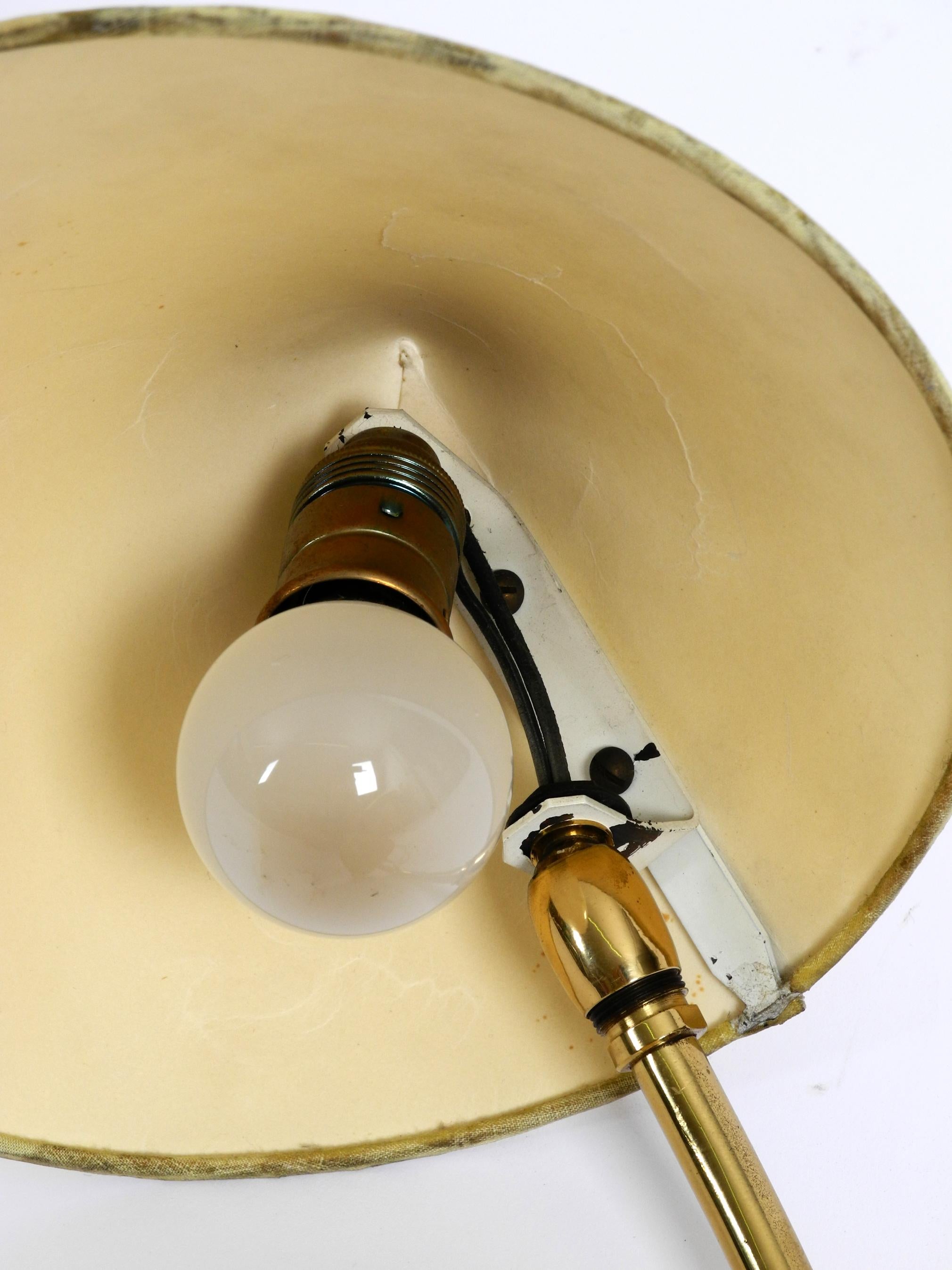 Seltene Mid-Century-Tischlampe aus Messing mit Stoffschirm von J. T. Kalmar Österreich im Angebot 3