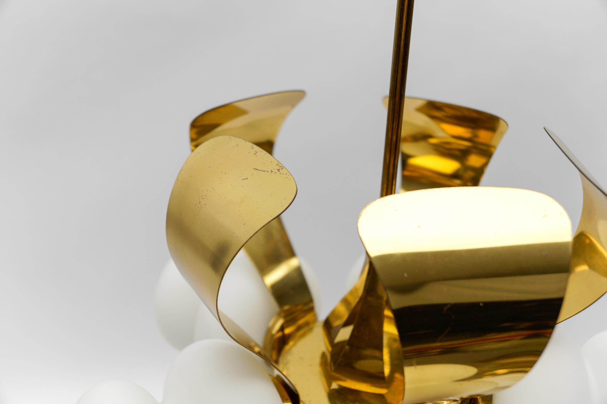 Seltene 5-armige Mid-Century-Modern-Orbit-Lampe aus Gold und Opalglas in Gold und Opal, 1960er Jahre im Angebot 2