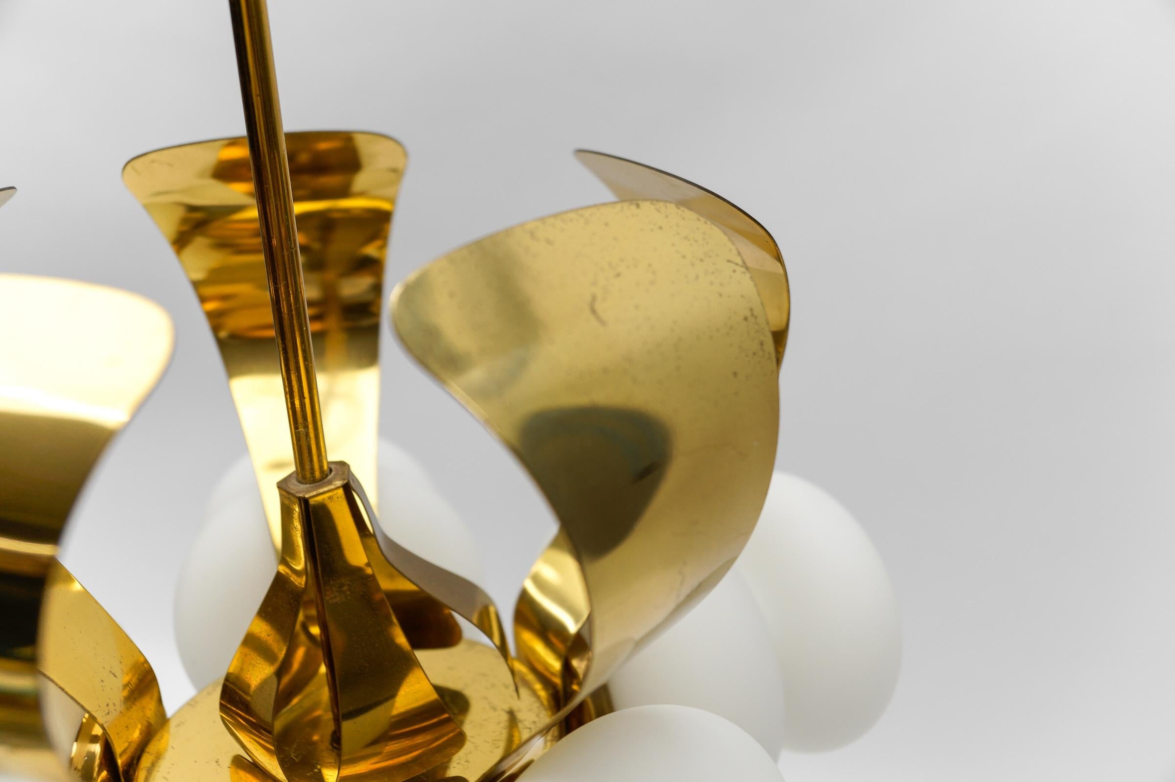 Seltene 5-armige Mid-Century-Modern-Orbit-Lampe aus Gold und Opalglas in Gold und Opal, 1960er Jahre im Angebot 3