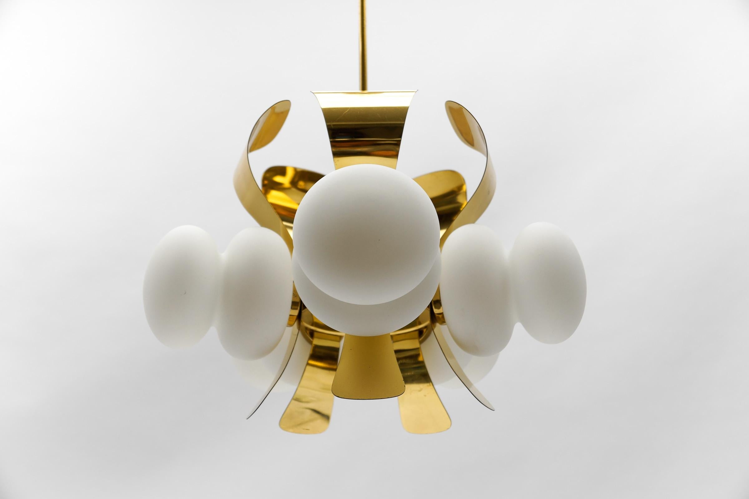 Seltene 5-armige Mid-Century-Modern-Orbit-Lampe aus Gold und Opalglas in Gold und Opal, 1960er Jahre (Hollywood Regency) im Angebot
