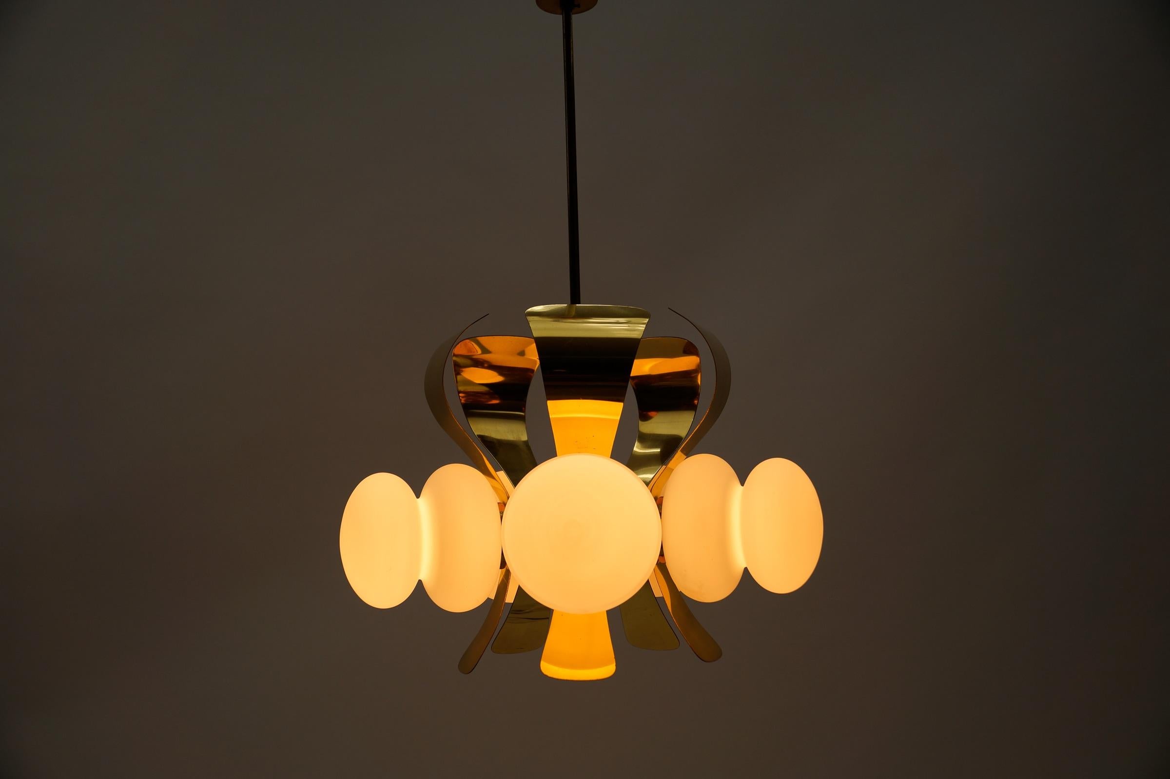 Seltene 5-armige Mid-Century-Modern-Orbit-Lampe aus Gold und Opalglas in Gold und Opal, 1960er Jahre im Zustand „Gut“ im Angebot in Nürnberg, Bayern