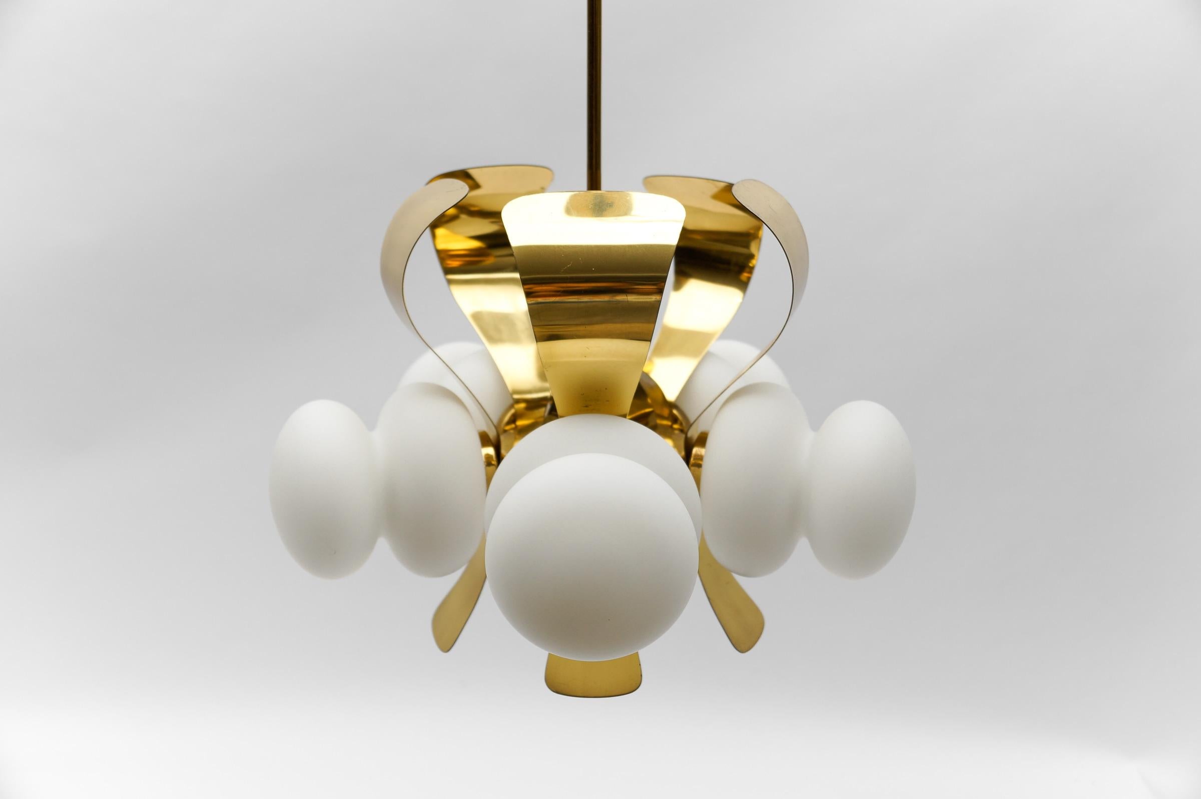 Seltene 5-armige Mid-Century-Modern-Orbit-Lampe aus Gold und Opalglas in Gold und Opal, 1960er Jahre (Mitte des 20. Jahrhunderts) im Angebot
