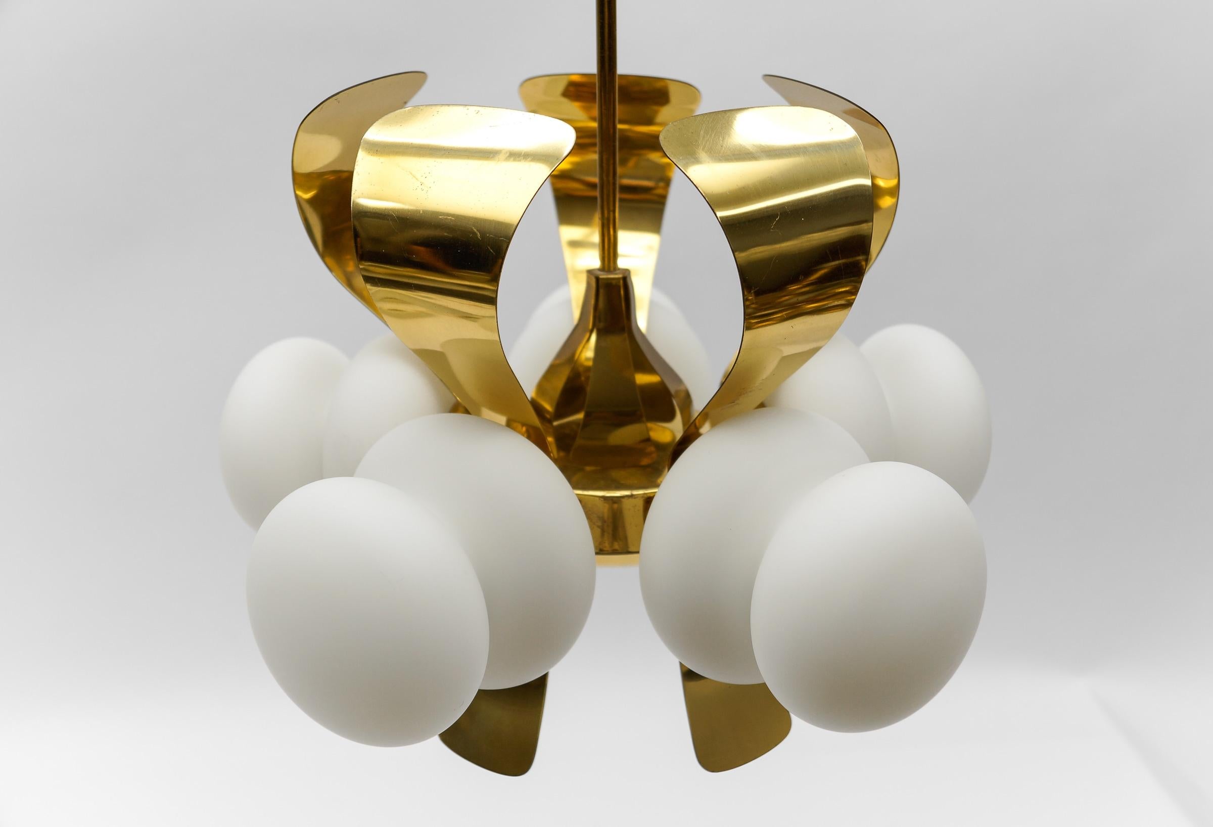 Seltene 5-armige Mid-Century-Modern-Orbit-Lampe aus Gold und Opalglas in Gold und Opal, 1960er Jahre (Metall) im Angebot