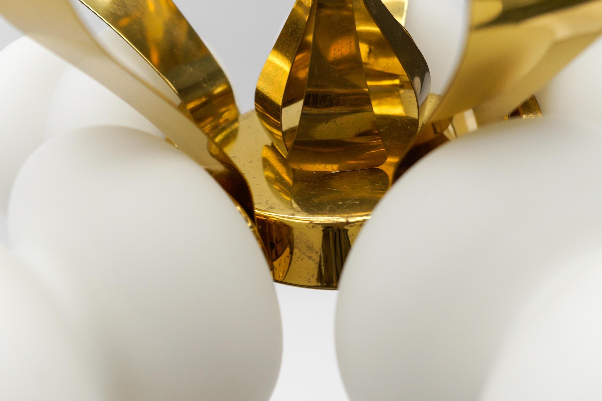 Seltene 5-armige Mid-Century-Modern-Orbit-Lampe aus Gold und Opalglas in Gold und Opal, 1960er Jahre im Angebot 1